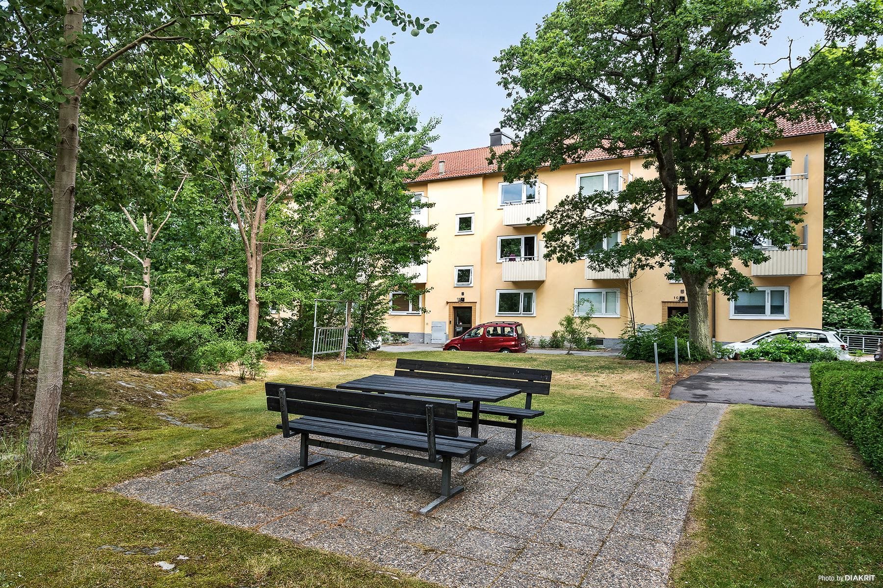 Bostadsrättsföreningen är belägen i gröna omgivningar.