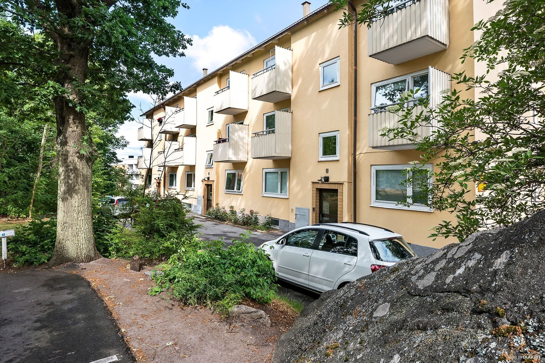 Föreningens hus och parkeringsplatser.