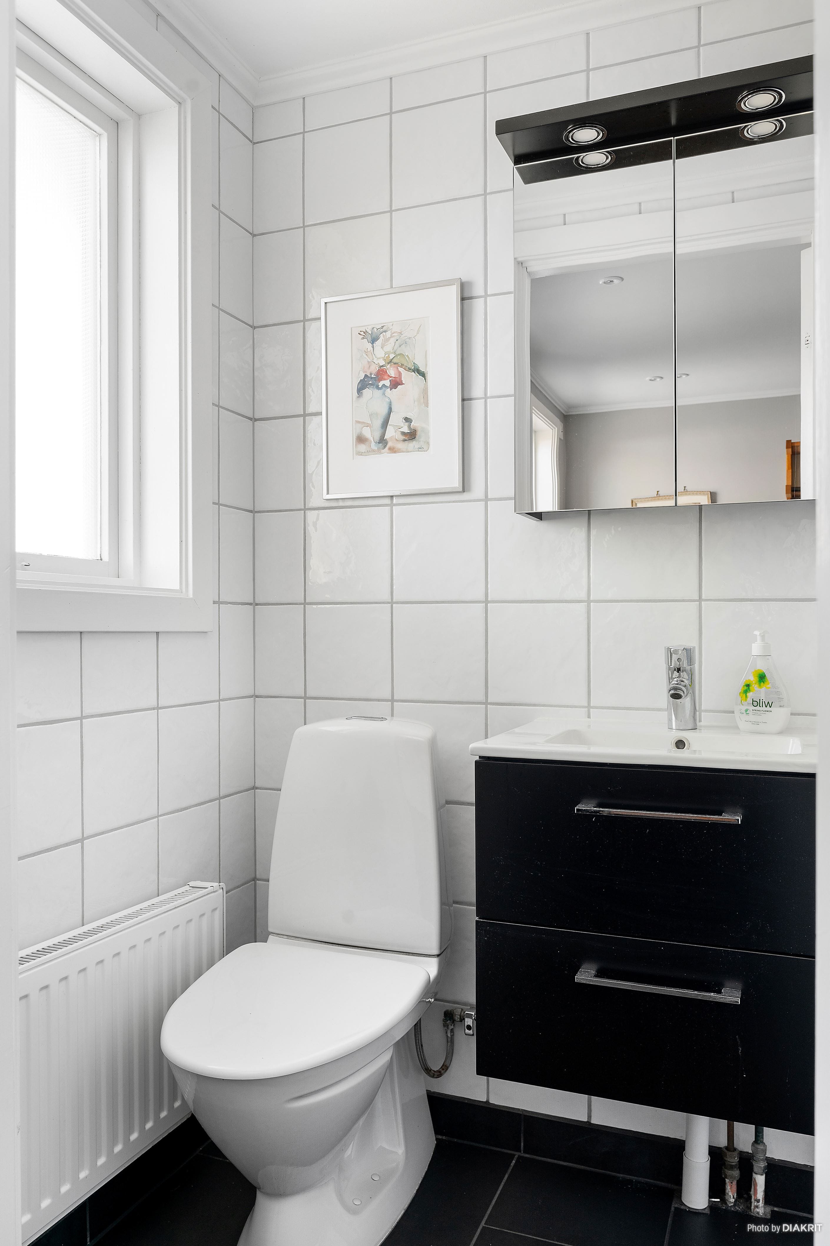 Badrum med duschhörna och wc