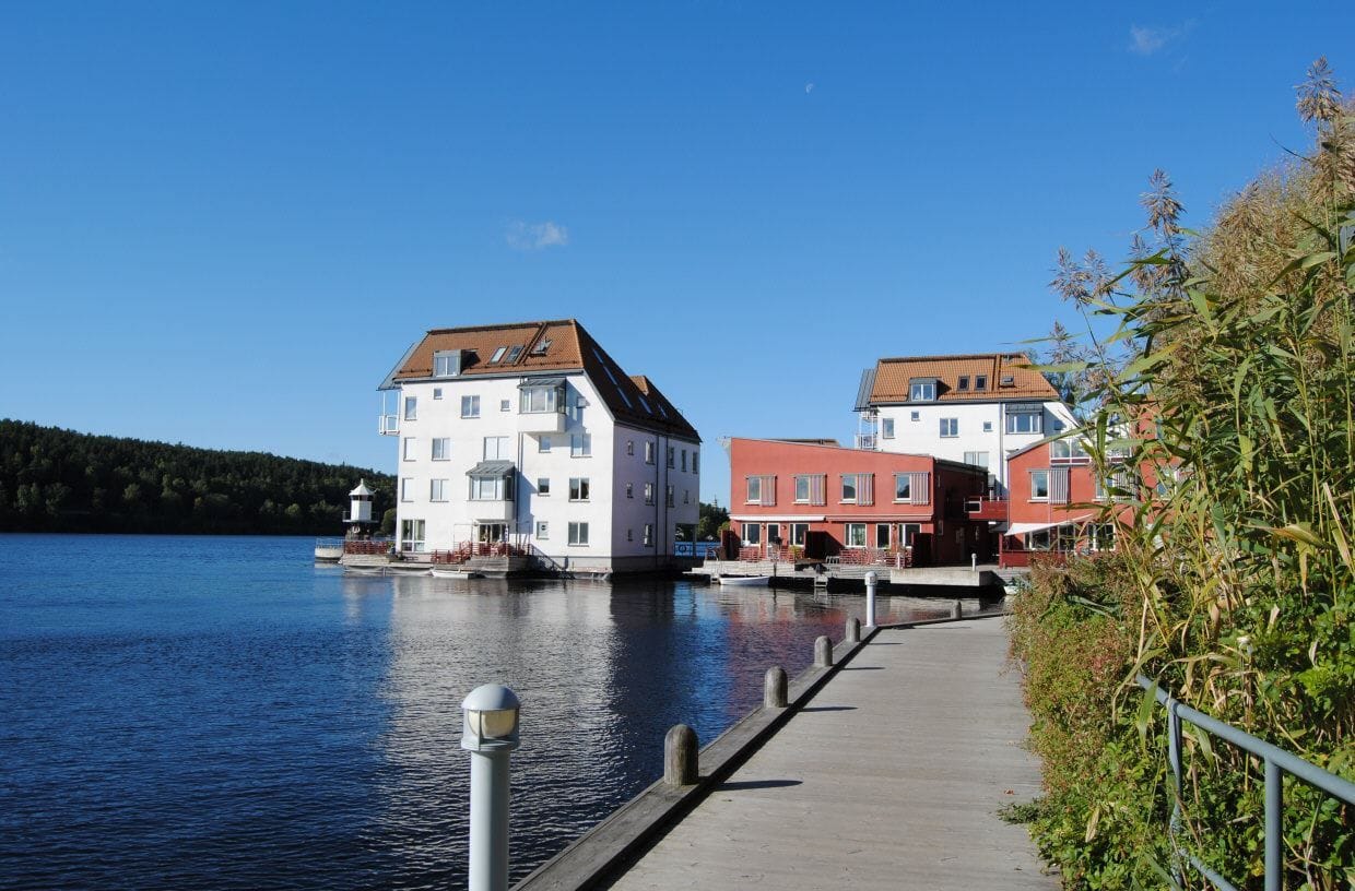 Bryggpromenad längs Järlasjön