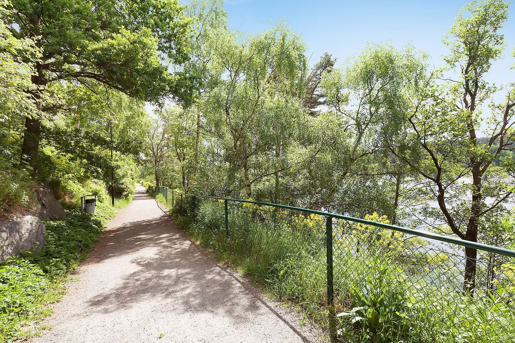 Promenadväg längs Järlasjön