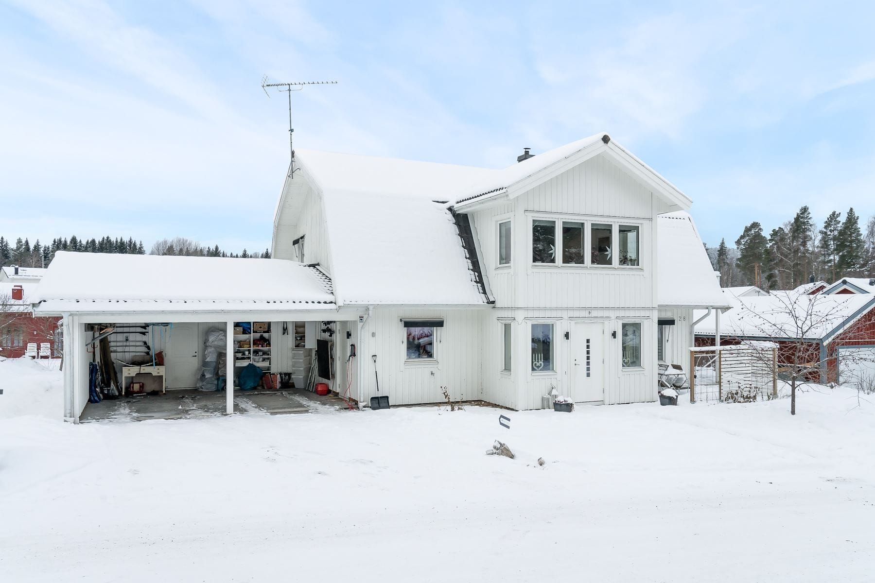 Ett stort hus med dubbelcarport, gäststuga, badtunna och uterum