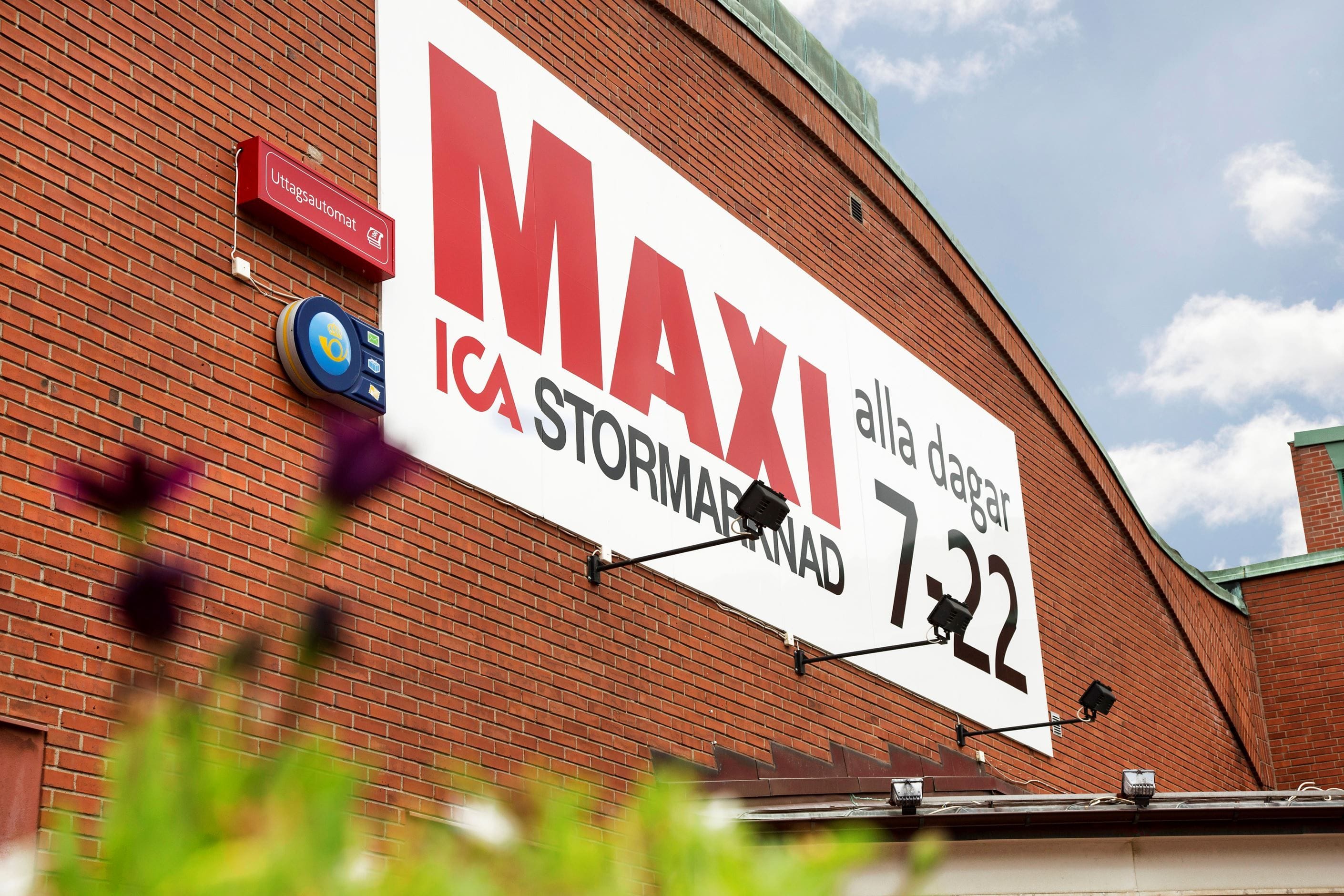 Du har två välsorterade mataffärer inom gångavstånd.