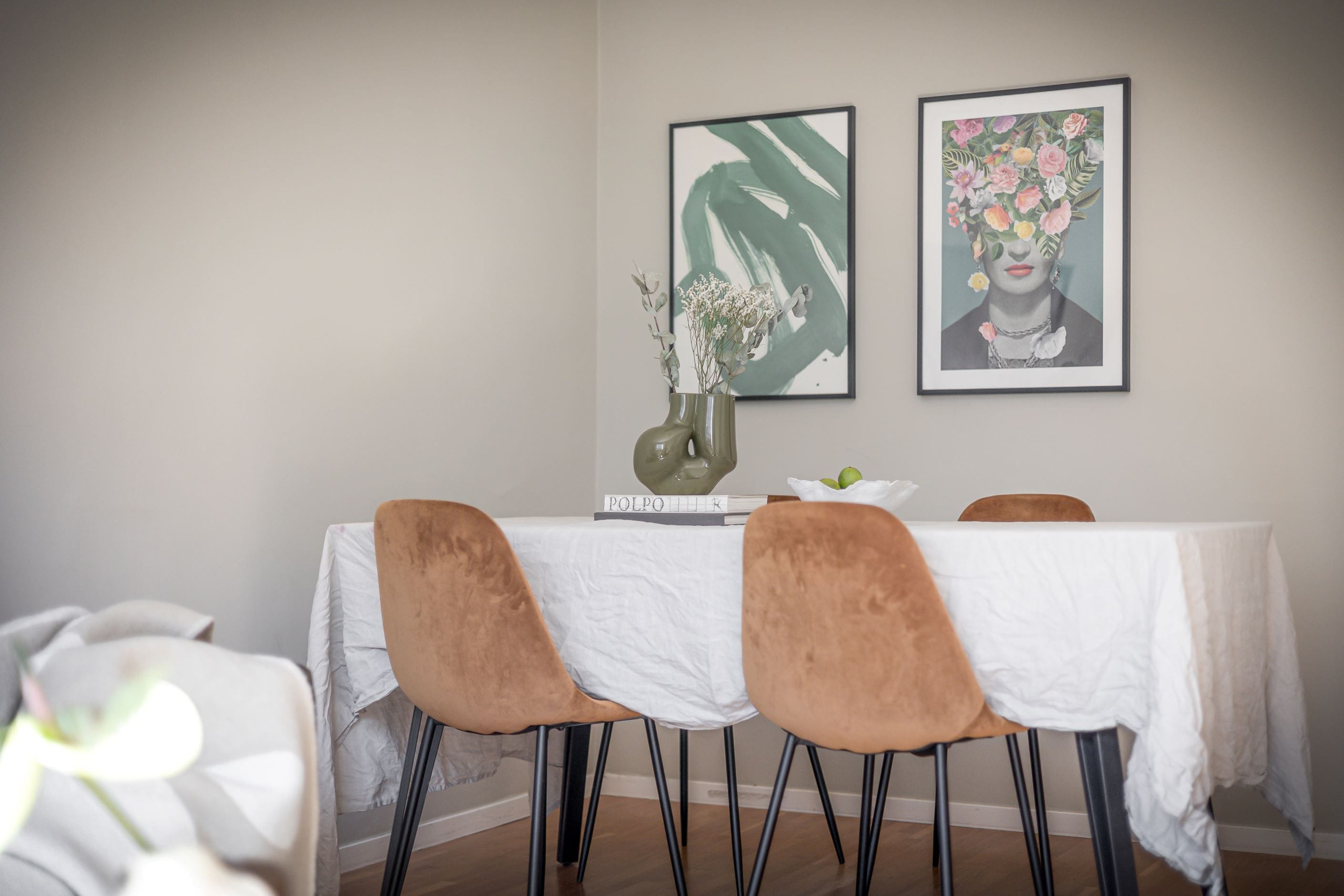 Plats för matsalsbord i vardagsrummet
