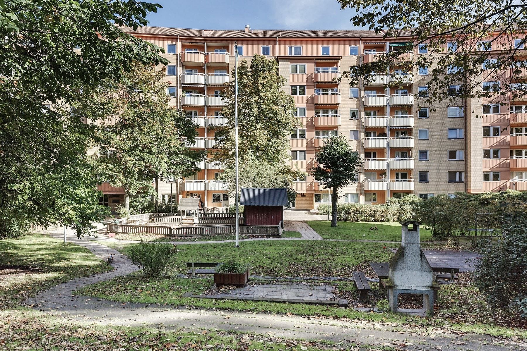Innergården bjuder på mycket grönska