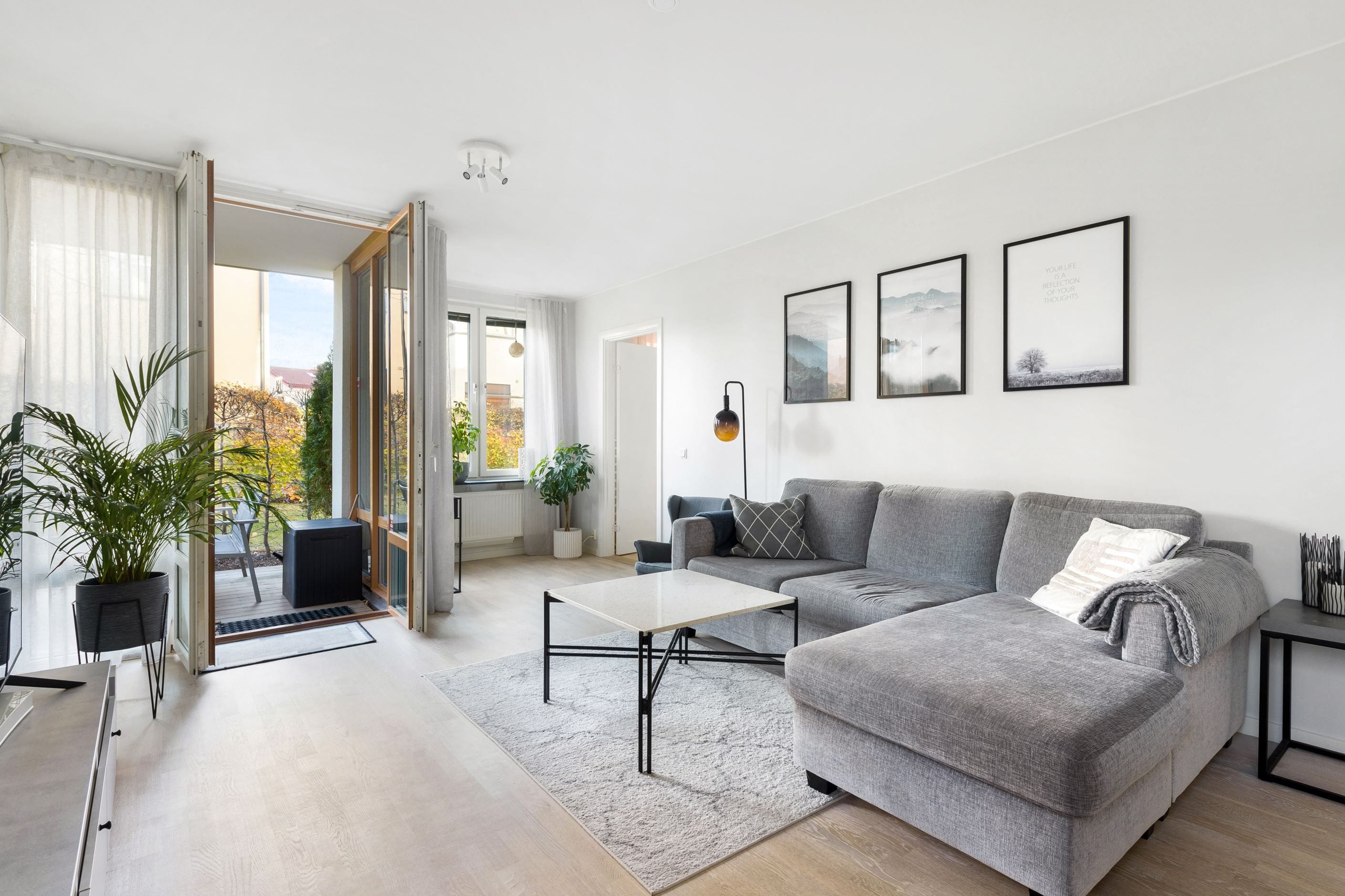 Rymligt vardagsrum med utgång till gården