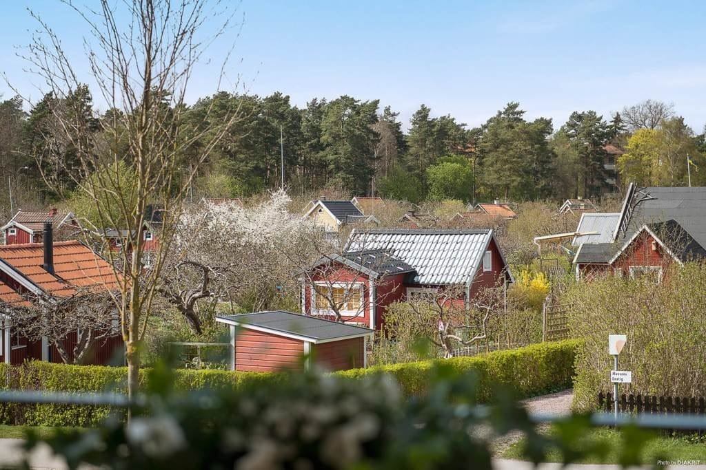 Kolonistugor intill fastigheten