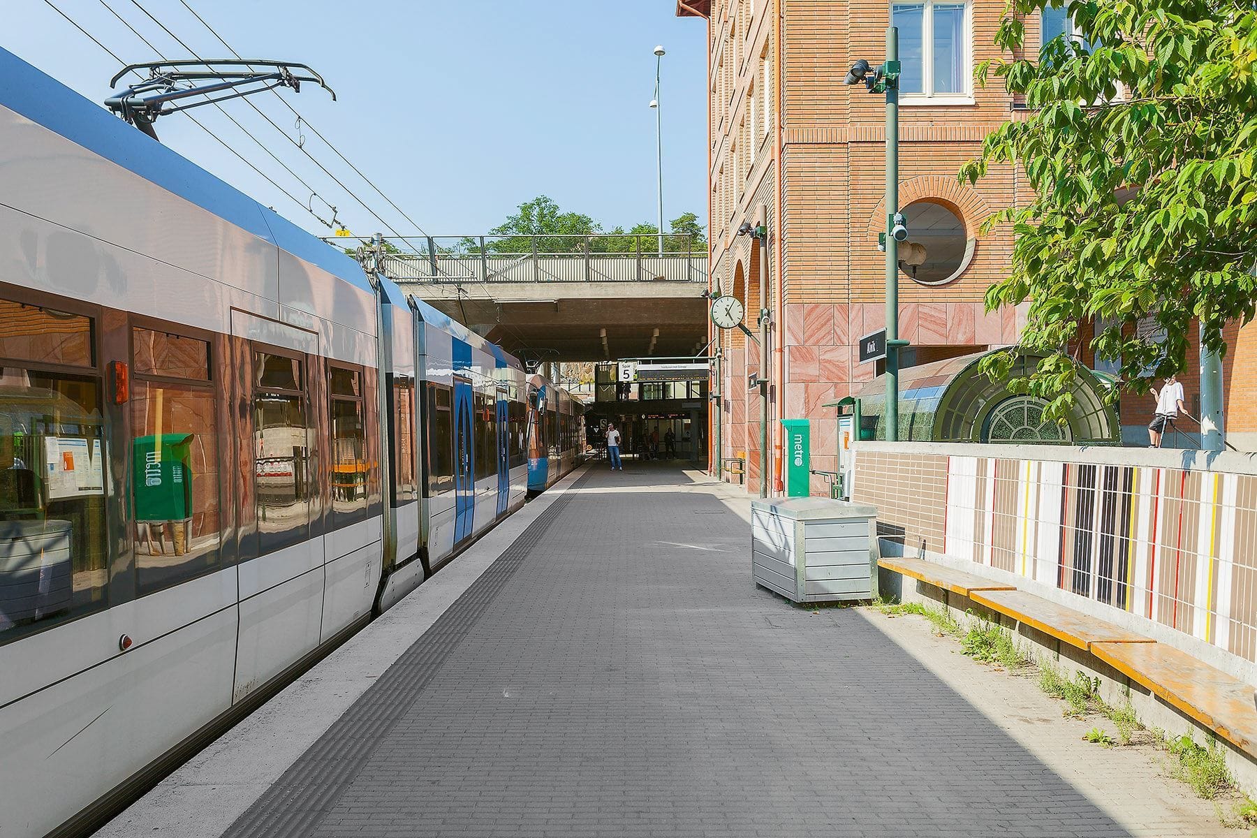 Tvärbana, T-bana och bussar vid Alviks Torg