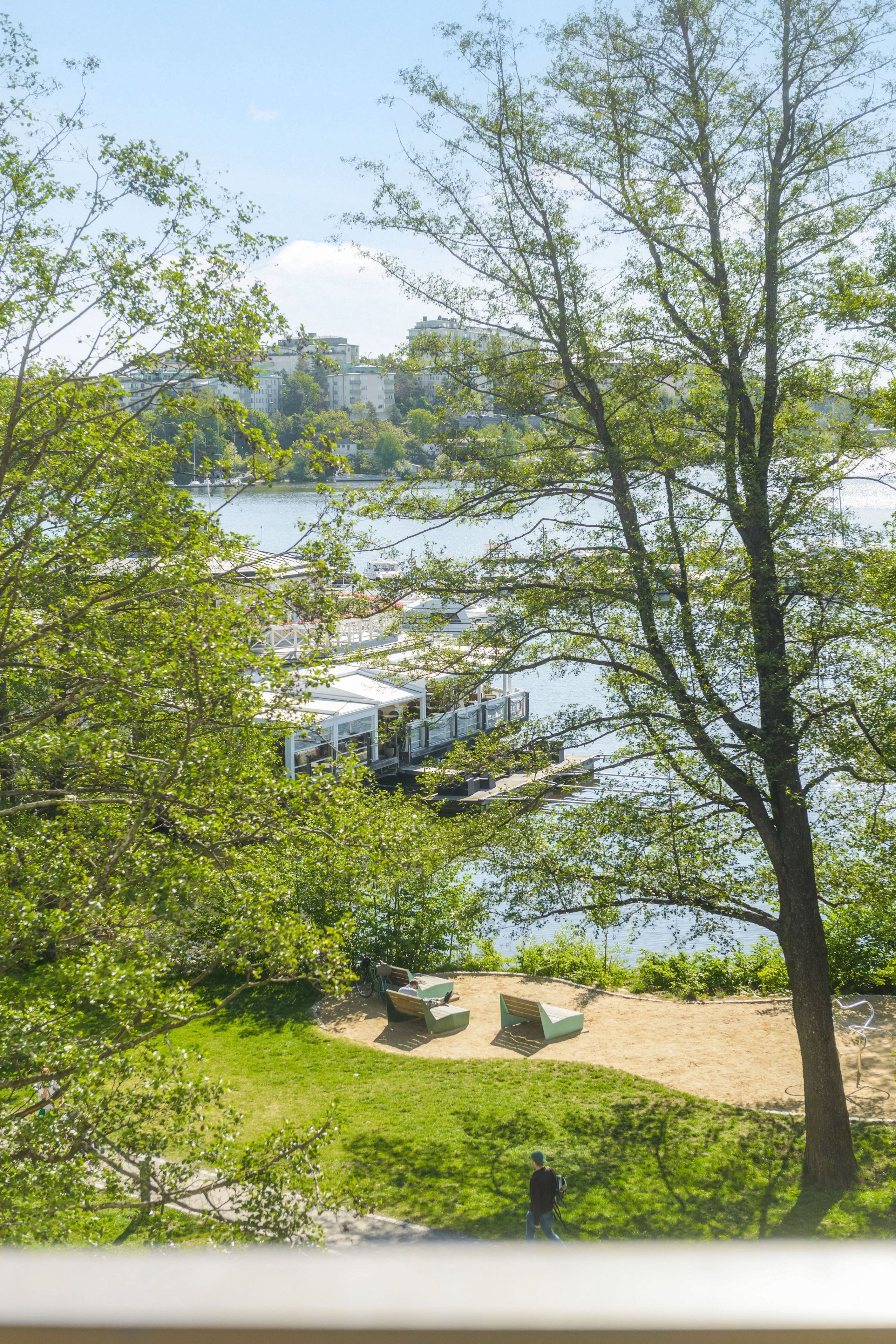 Blick ner mot strandpromenaden