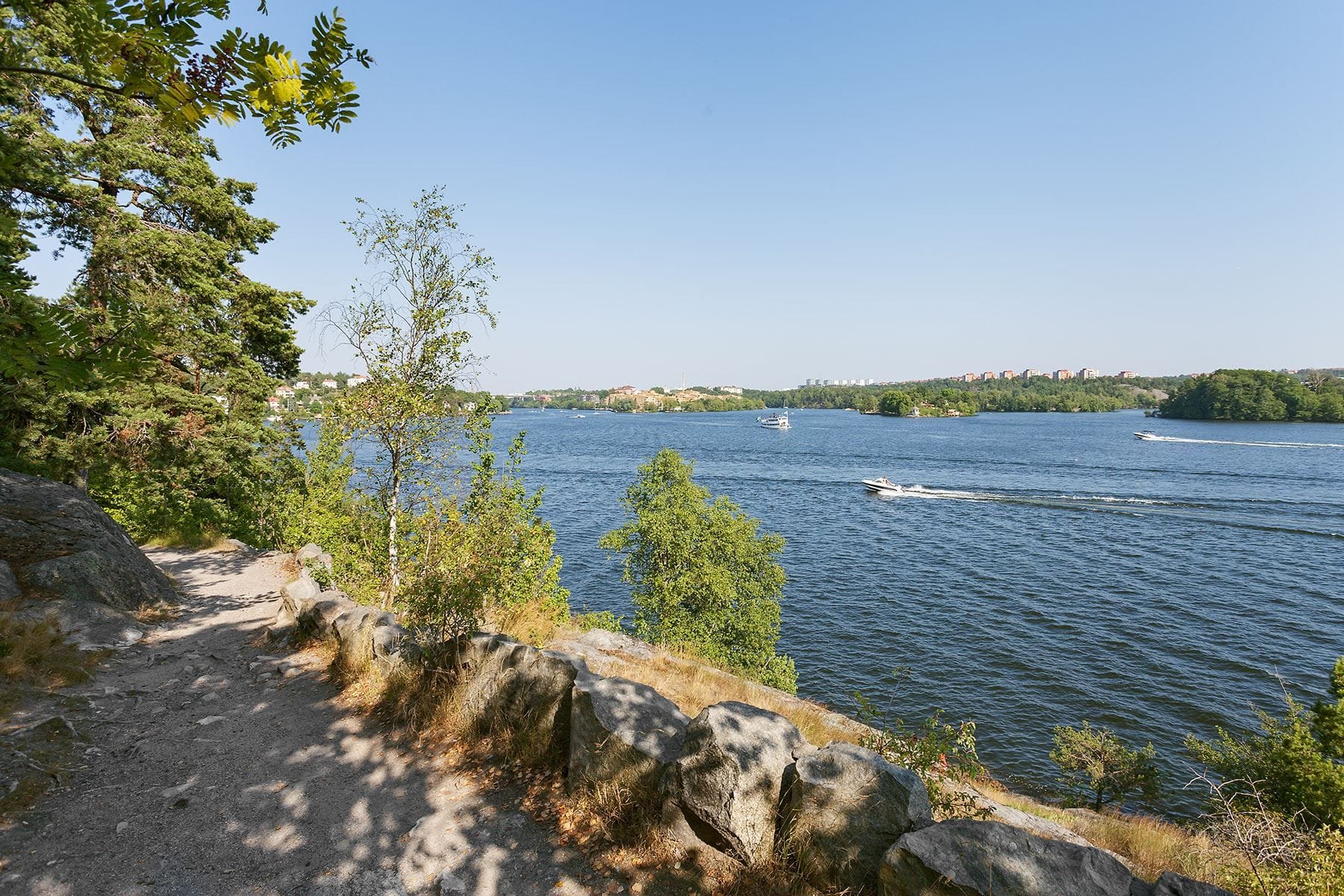 Mälaren med härliga strövstigar i området