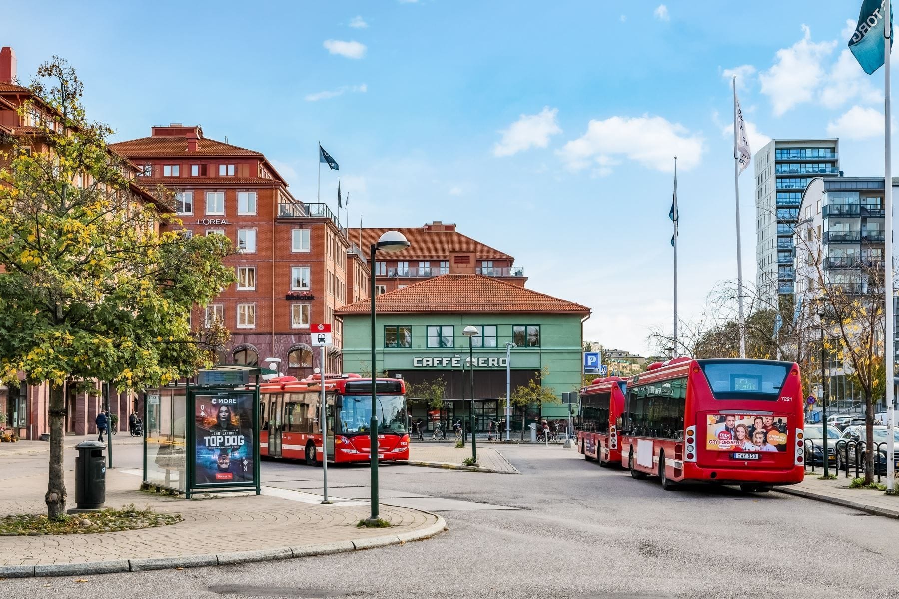 Alviks Torg med stort utbud av kommunikationer och närservice