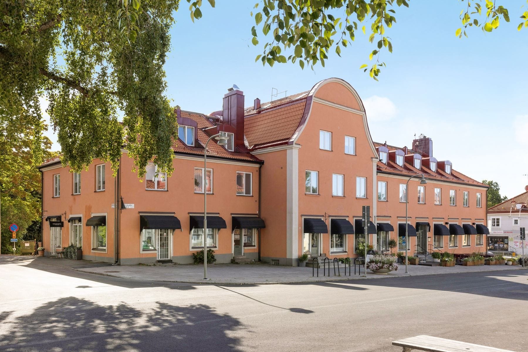 Ålstens Torg med varm småstadsatmosfär