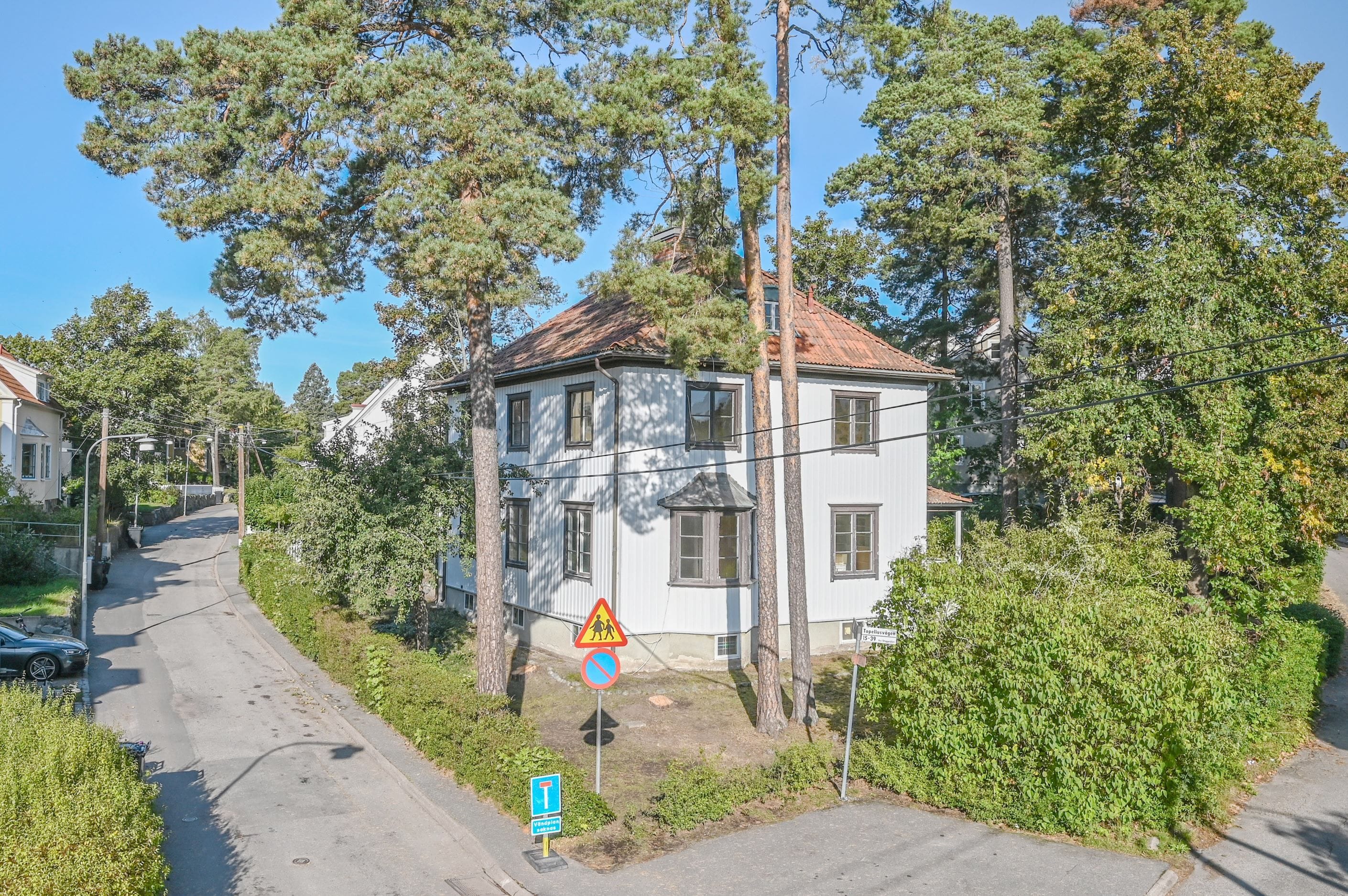 Fritt och luftigt läge - en villa utöver det vanliga!