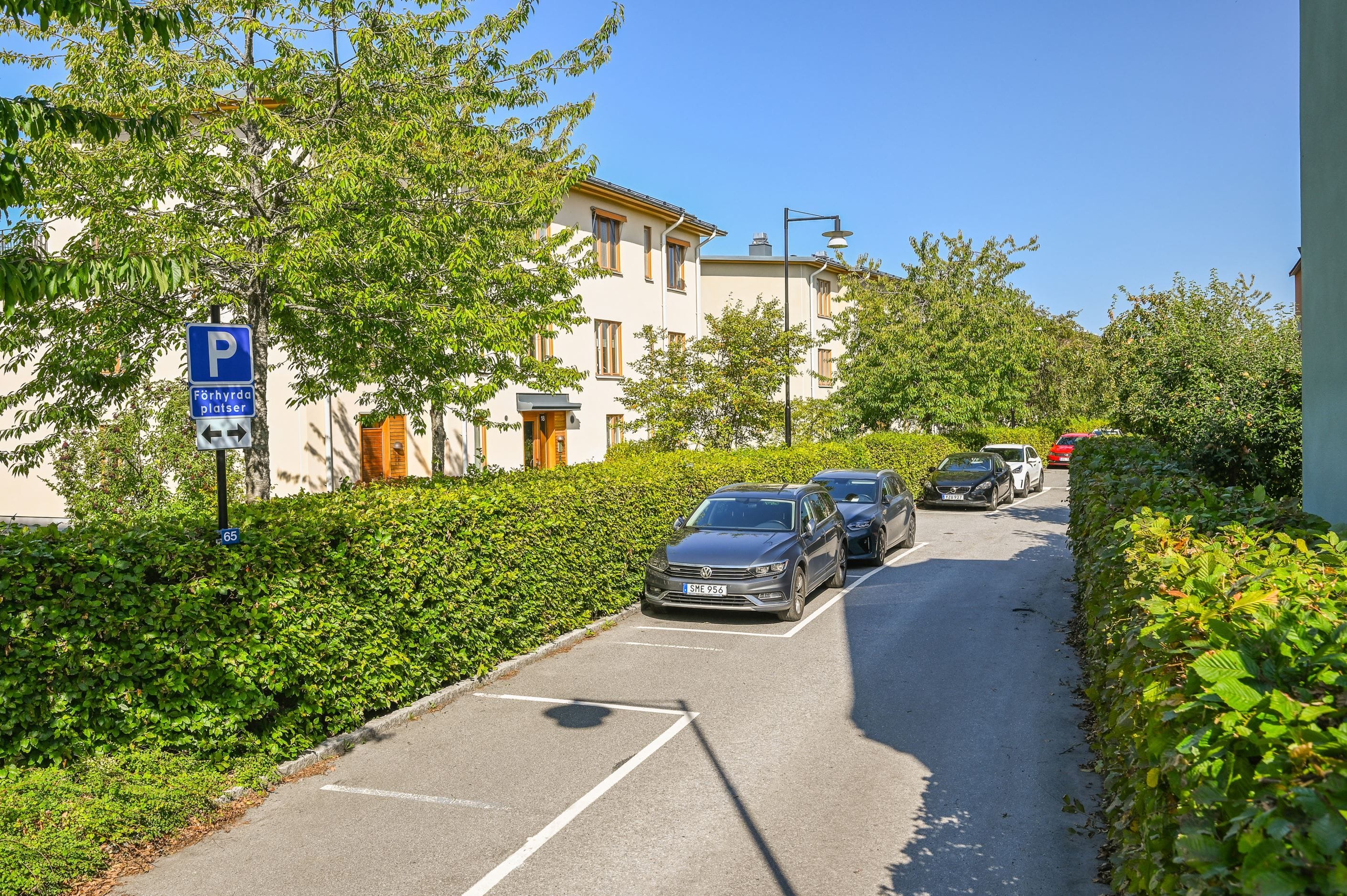Föreningen har egna parkeringsplatser
