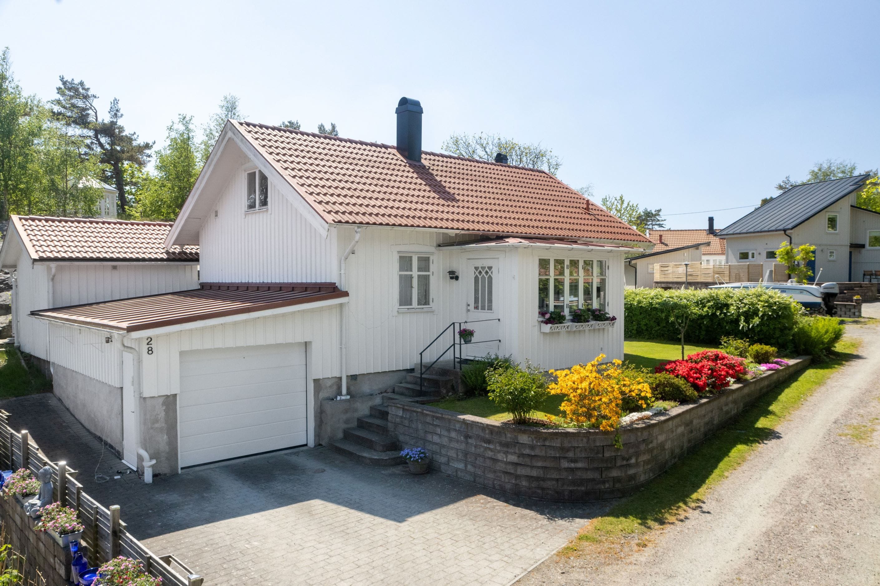 Mysigt hus med vidbyggt garage.