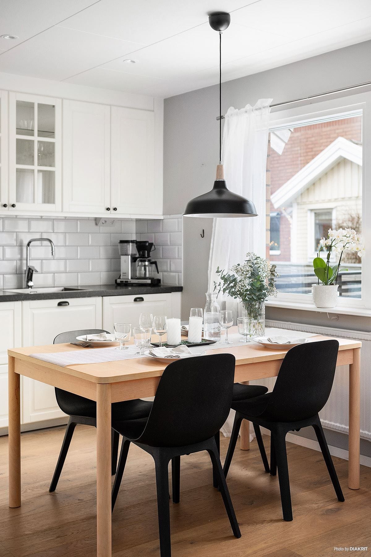 Här finns en ljus matplats alldeles vid fönstret.