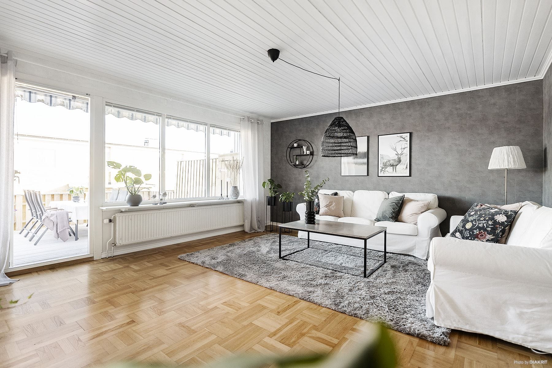 Det stora vardagsrummet på entréplan har utgång till altanen.