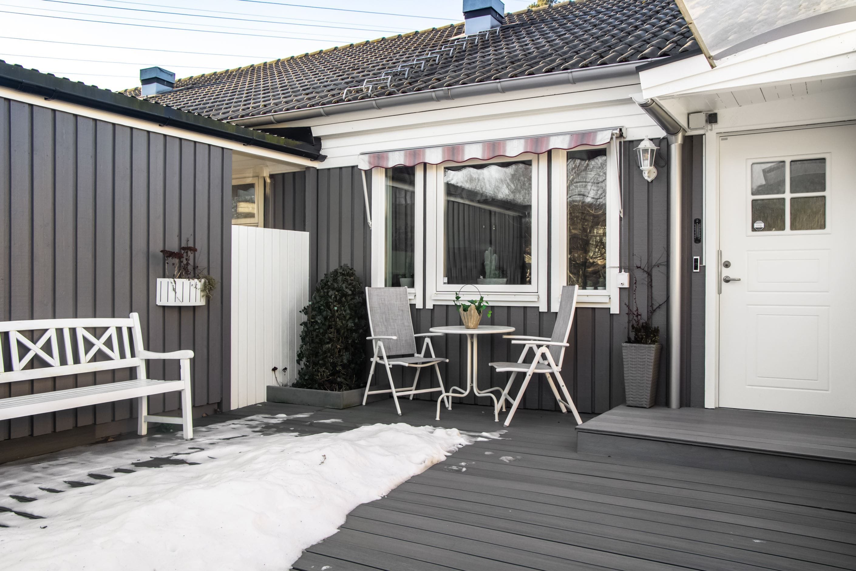 Kompositaltanen på framsidan är från 2024.