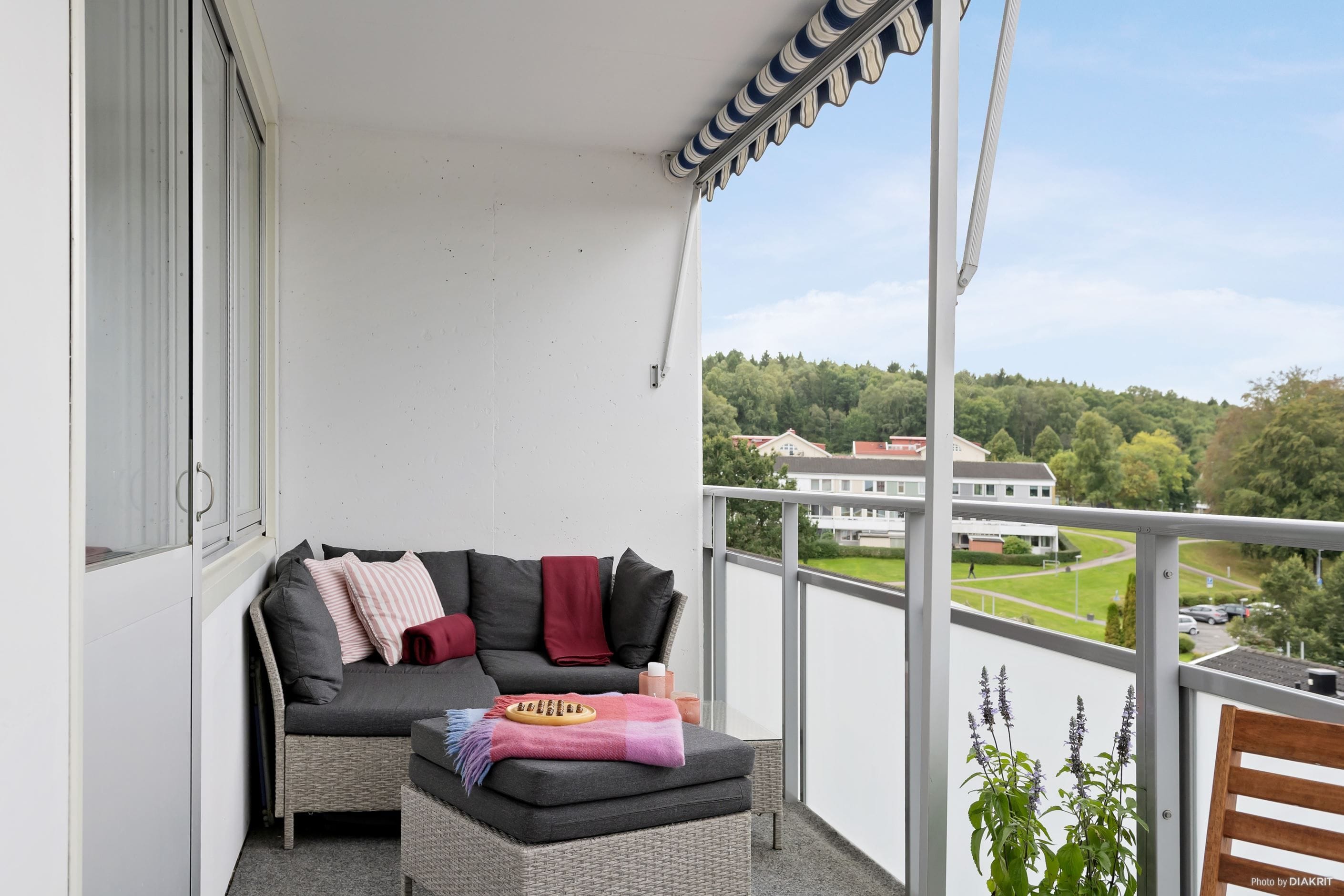 Balkongen rymmer såväl matgrupp som loungegrupp.