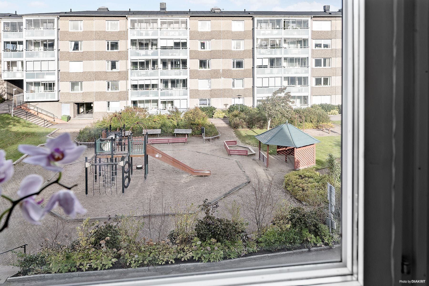 Från vardagsrummet syns en av föreningens lekplatser.