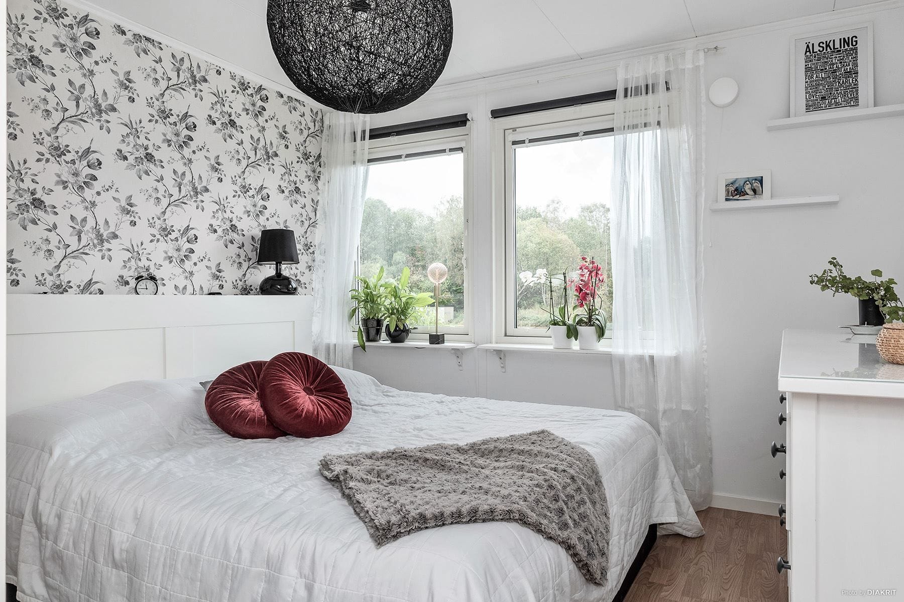 Alla ytskikt är nyligen renoverade.