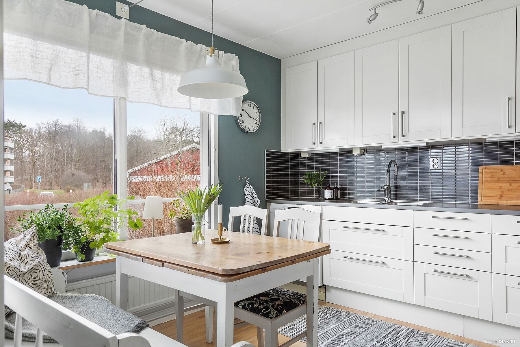 Det renoverade köket har gott om naturligt ljusinsläpp.