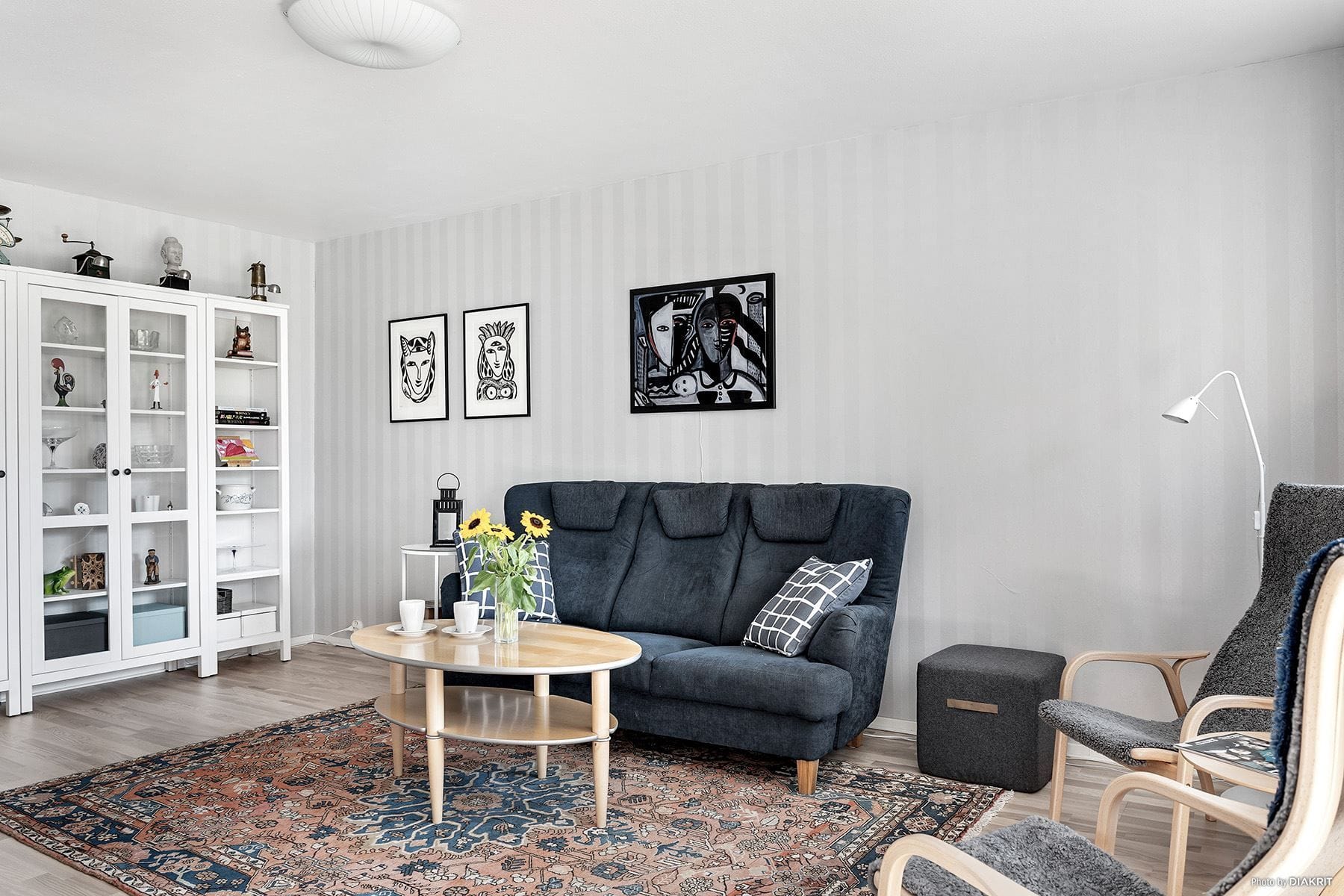 Hela bostaden har ljus färgsättning och fina golv.