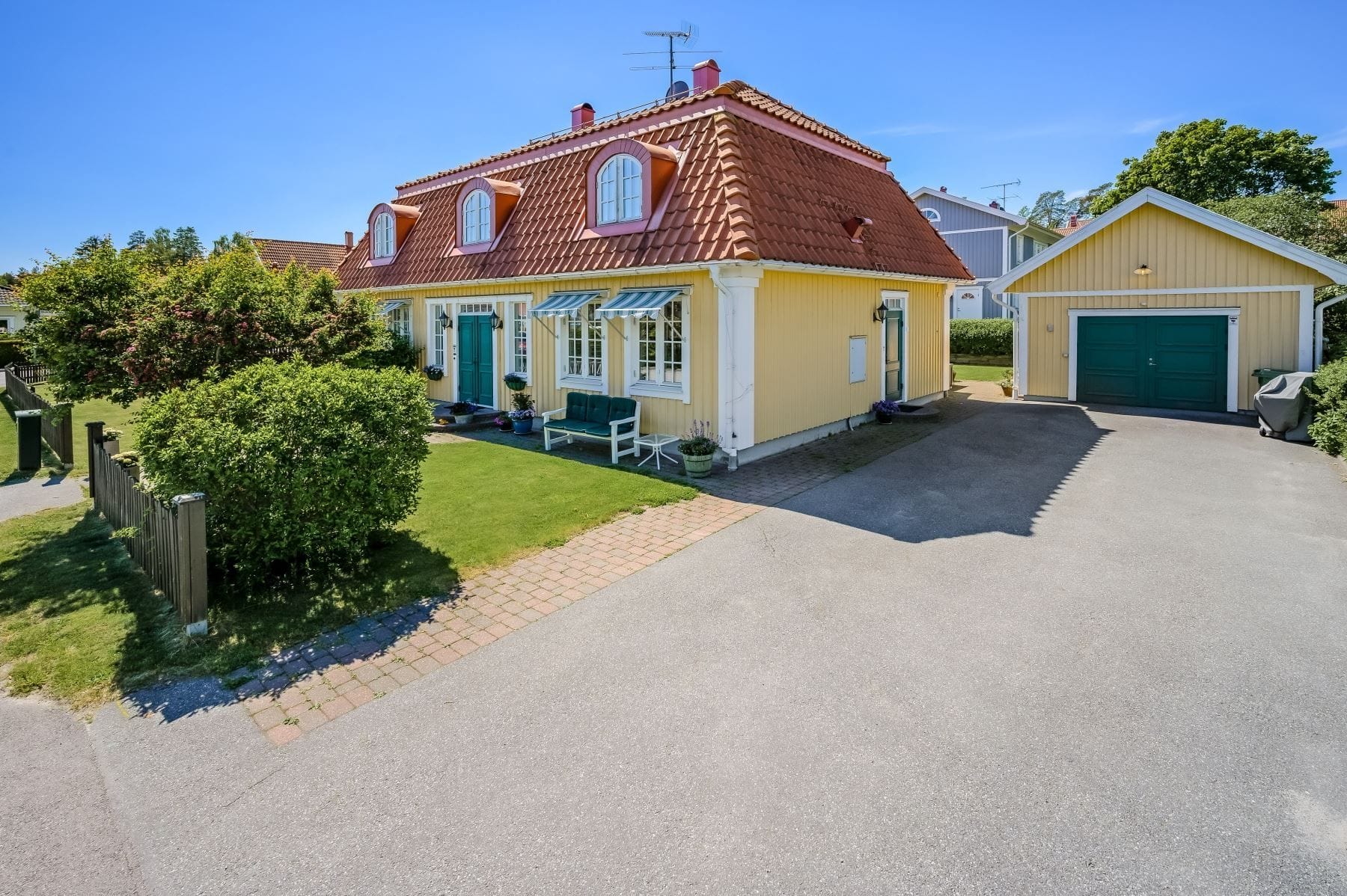 Fasad entrésida plats för ca 6 bilar på uppfart samt rejält garage.