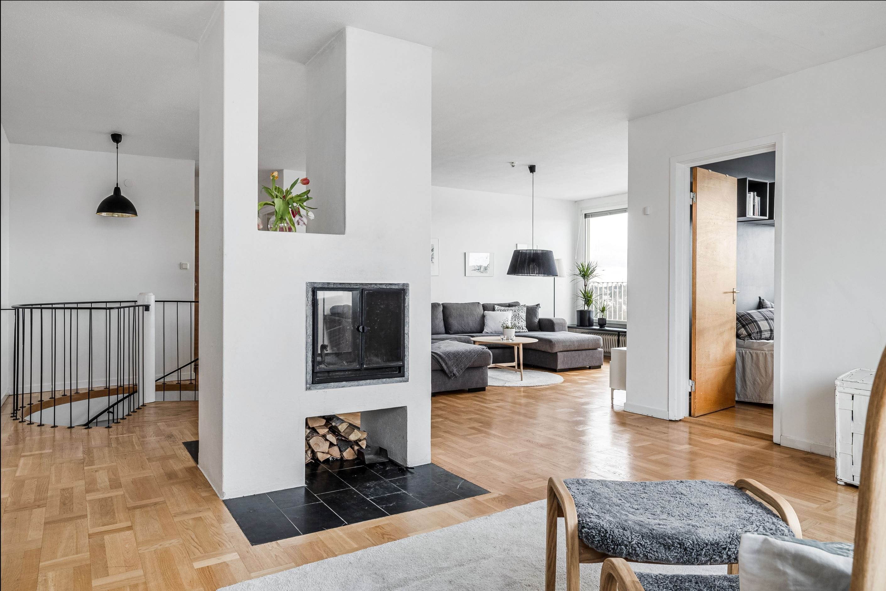 Etage med öppen braskamin och panoramautsikt