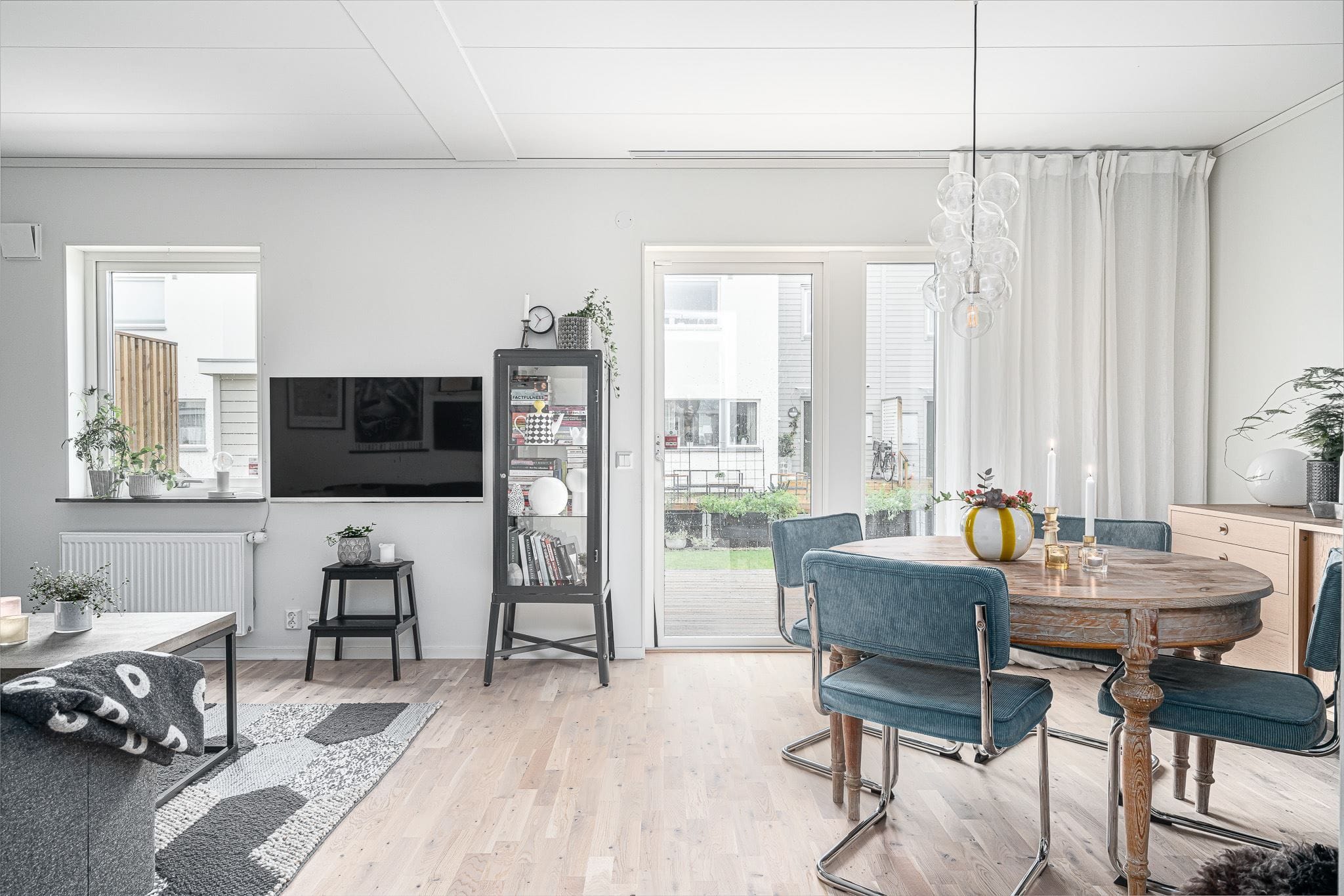 Vardagsrum med dörr ut till altan och trädgård