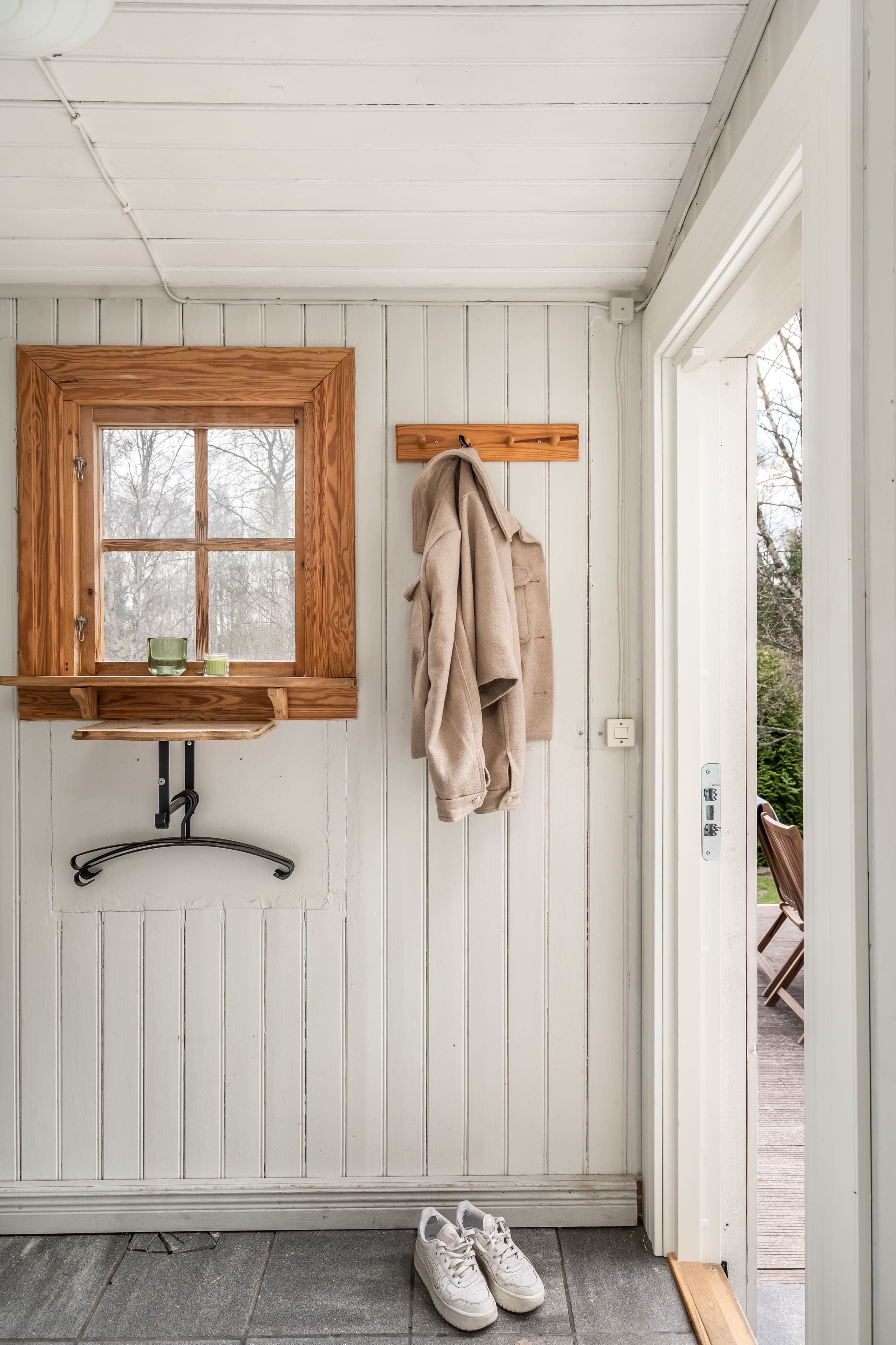 Liten trevlig hall innan du stiger in i köket