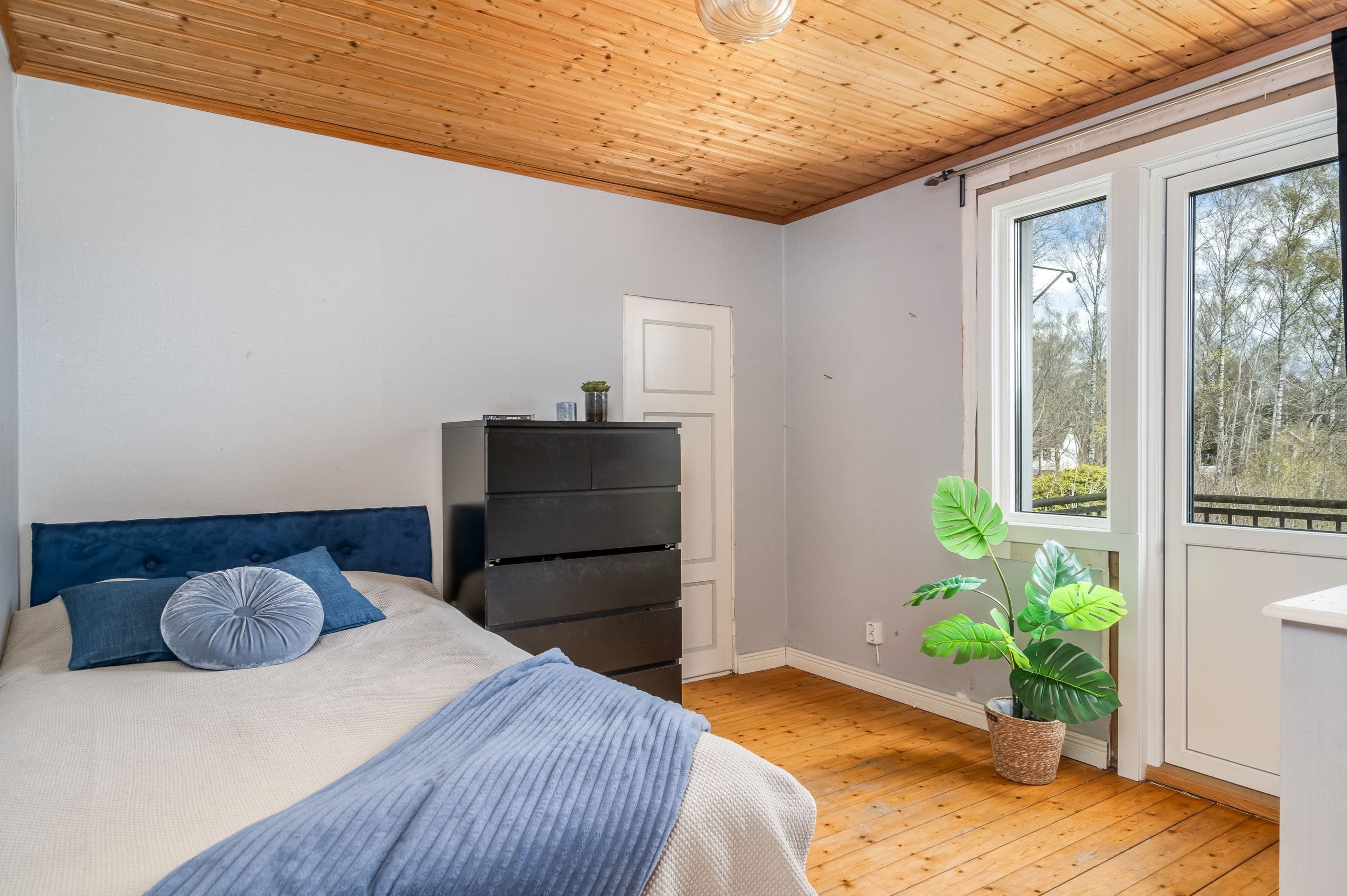 Charmigt sovrum med egen liten balkong