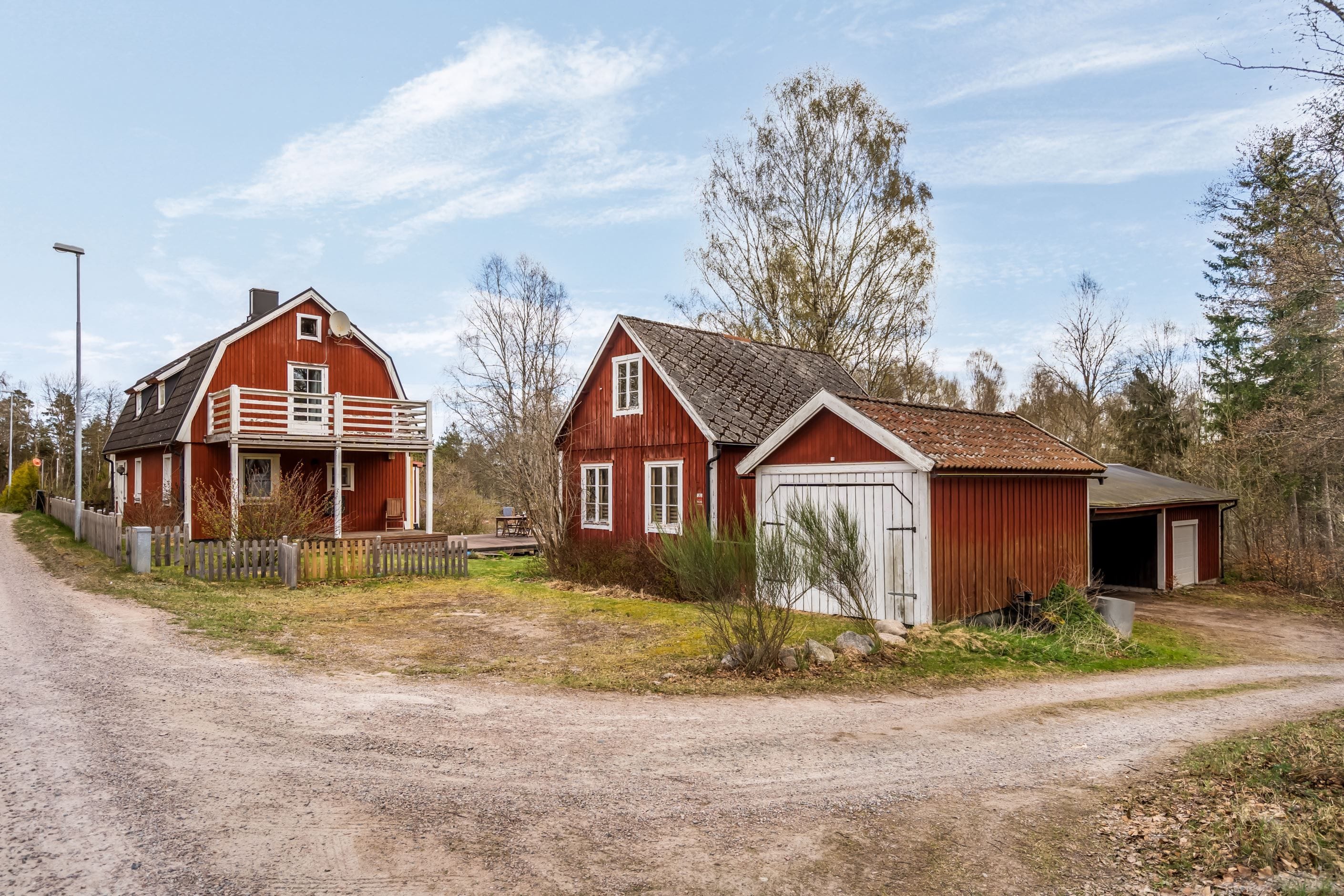 På tomten finns förutom bostaden även garage och förrådsbyggnader