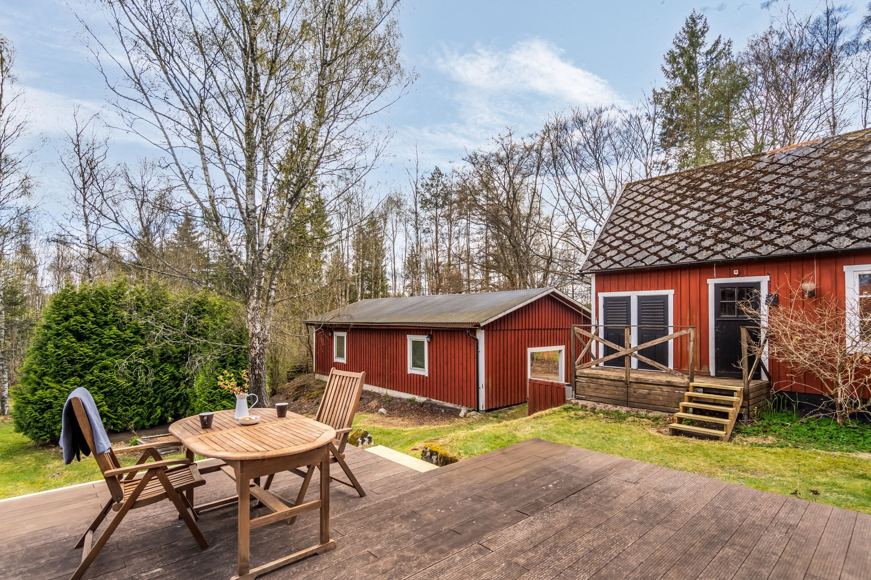 Njut en stund i solen på altanen