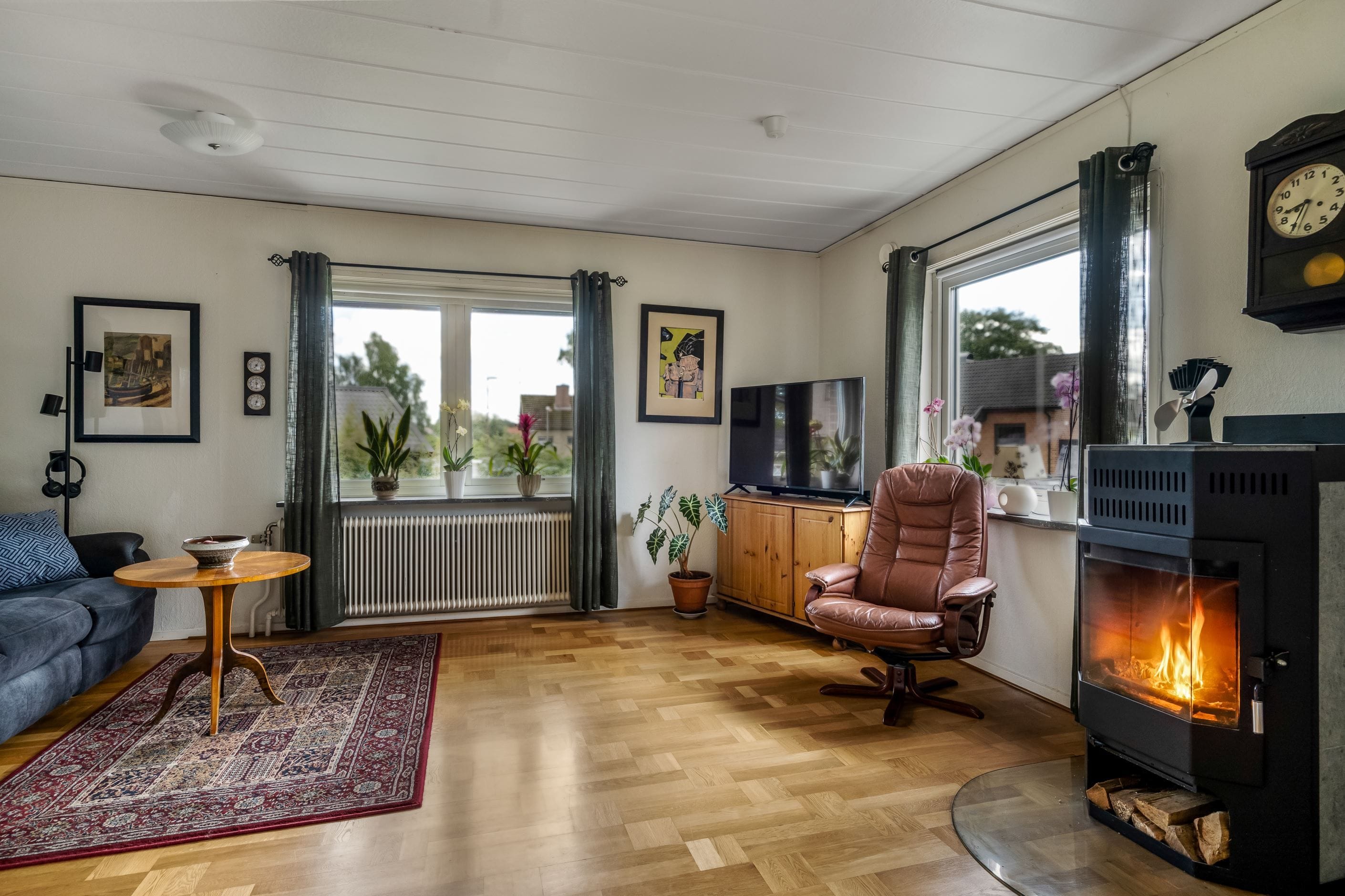 Vardagsrum med värmande kamin