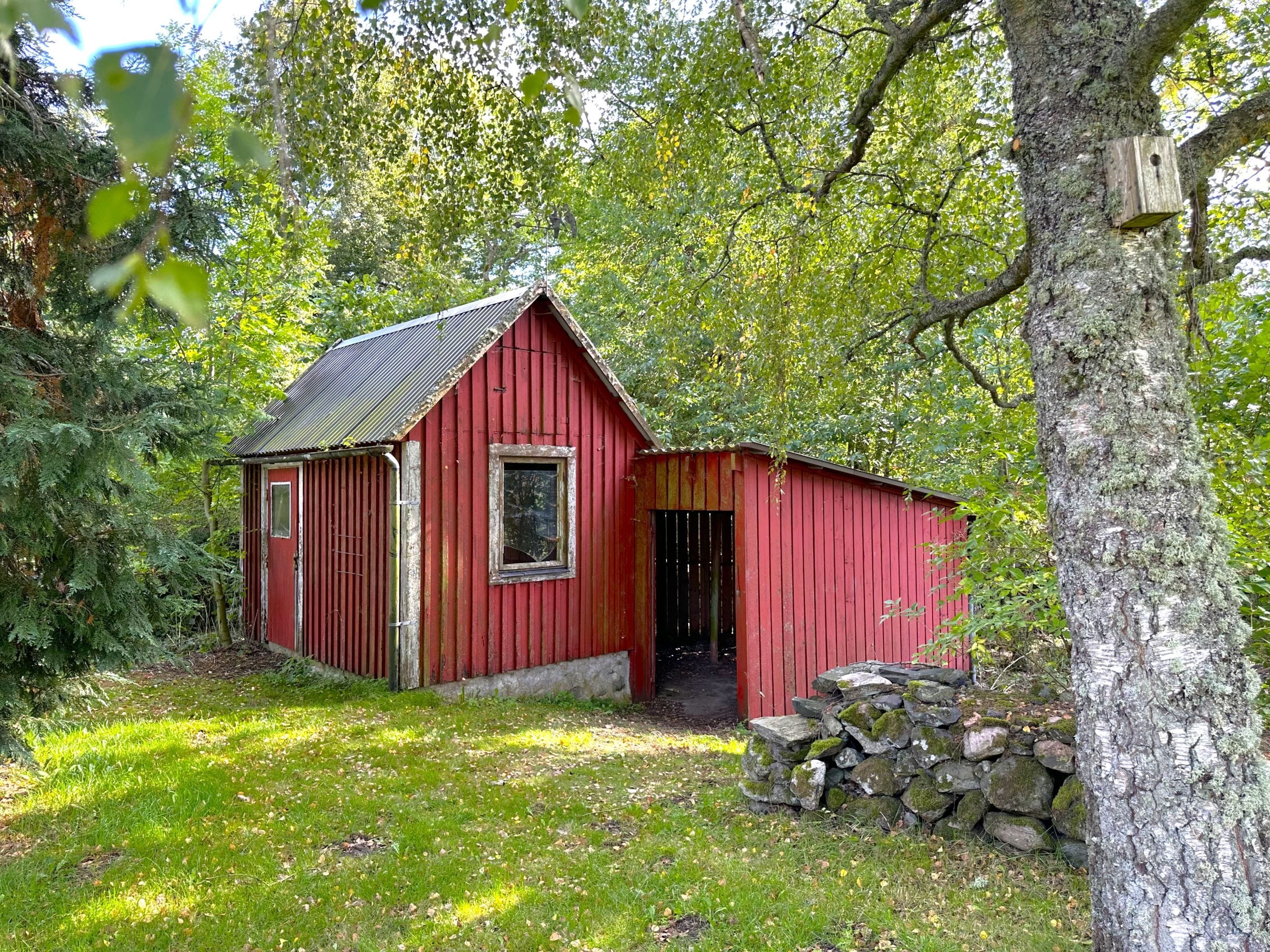 Förråd och vedskjul utanför tomtgränsen