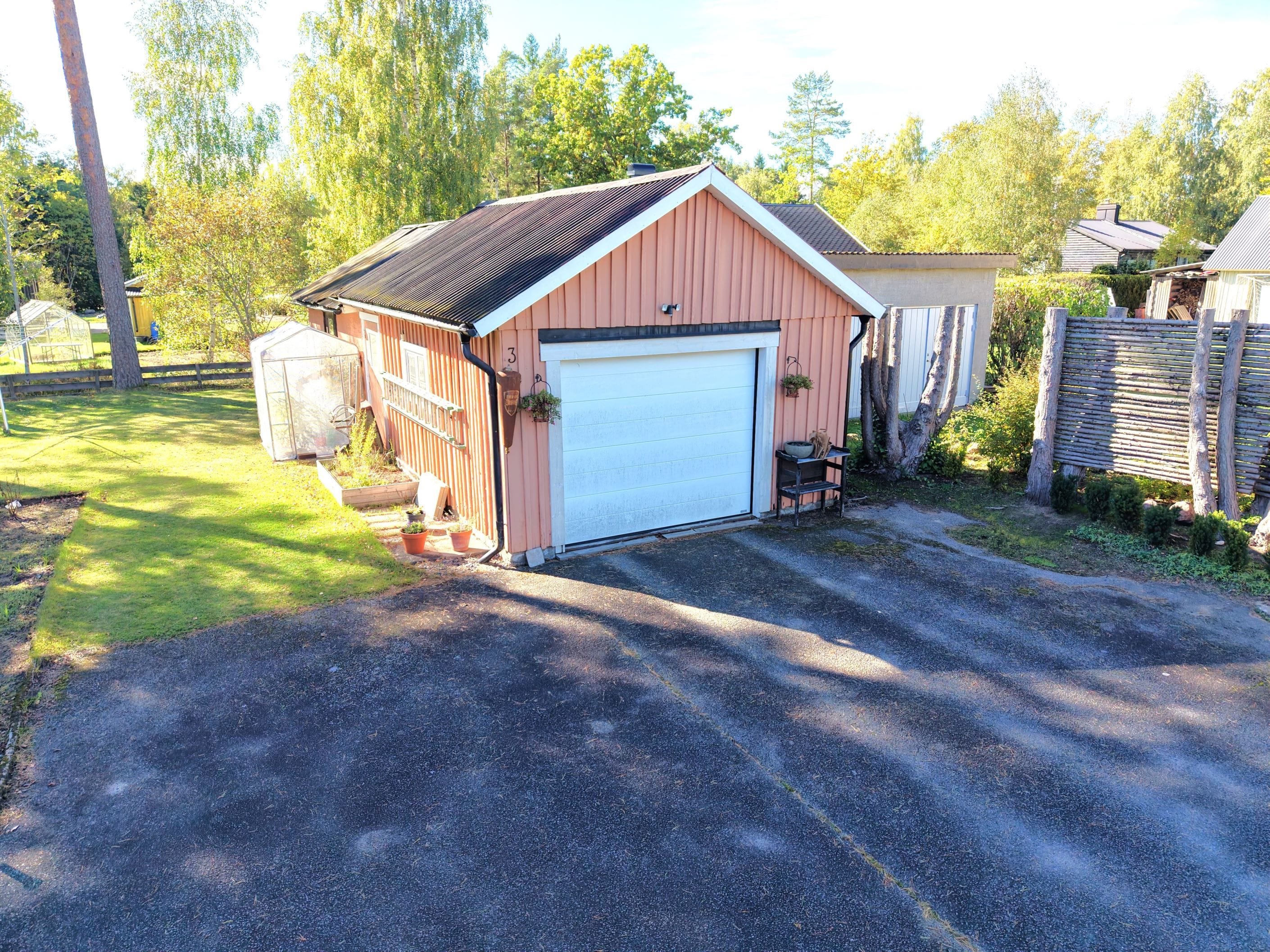 Praktiskt garage med förrådsdel