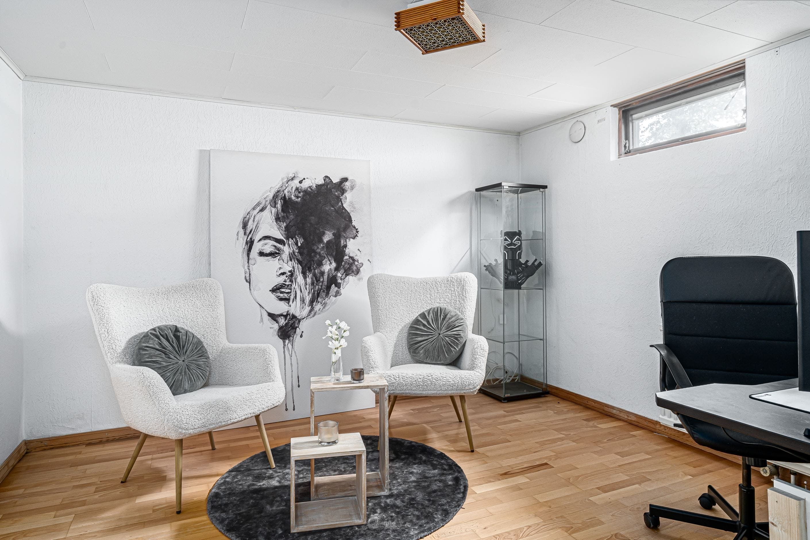 Sovrum/kontotor på källarplan