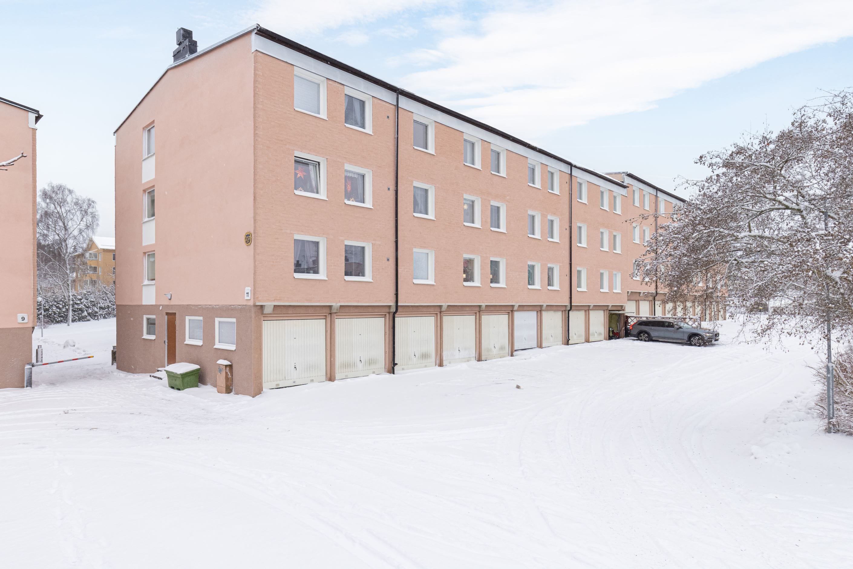 Fasad med garage