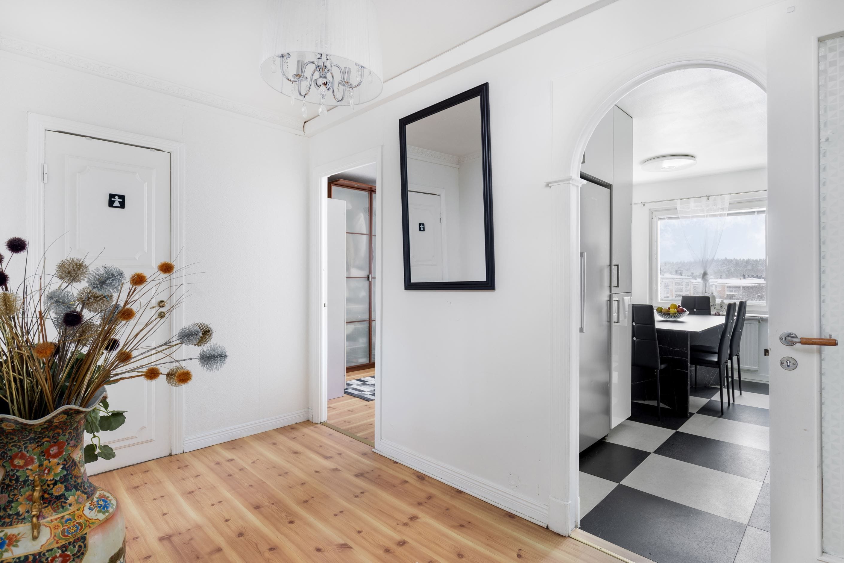 Elegant och central hall med access till bostadens samtliga rum.