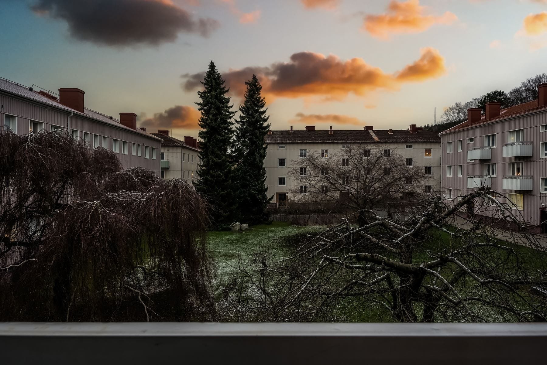 Balkong mot föreningens innergård i västerläge