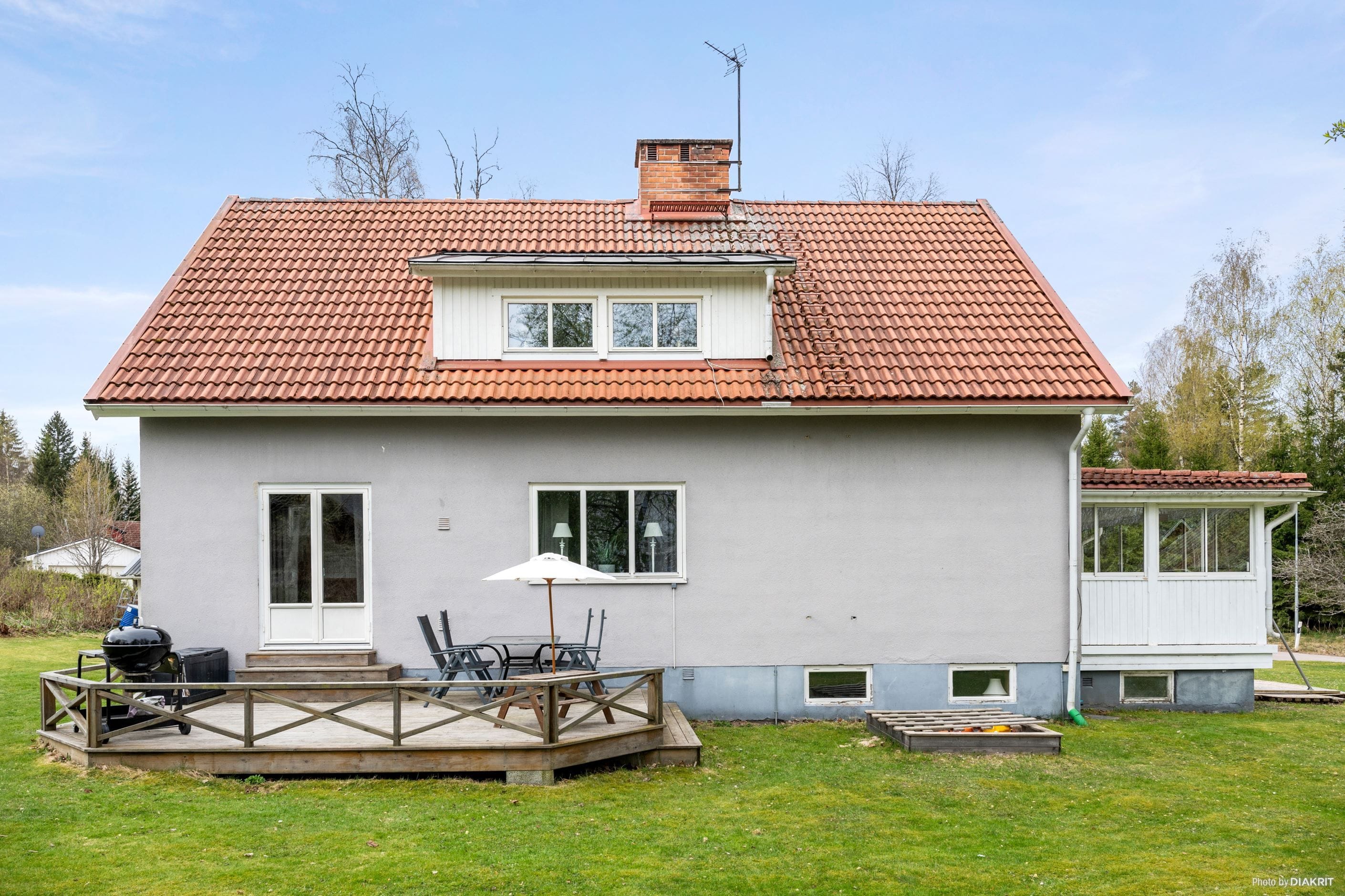Husets baksida med en uteplats