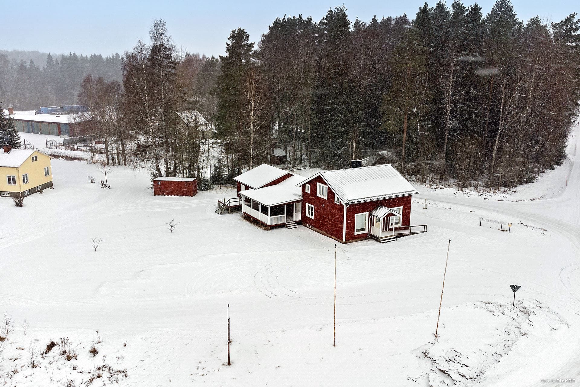 Hus med omgivning
