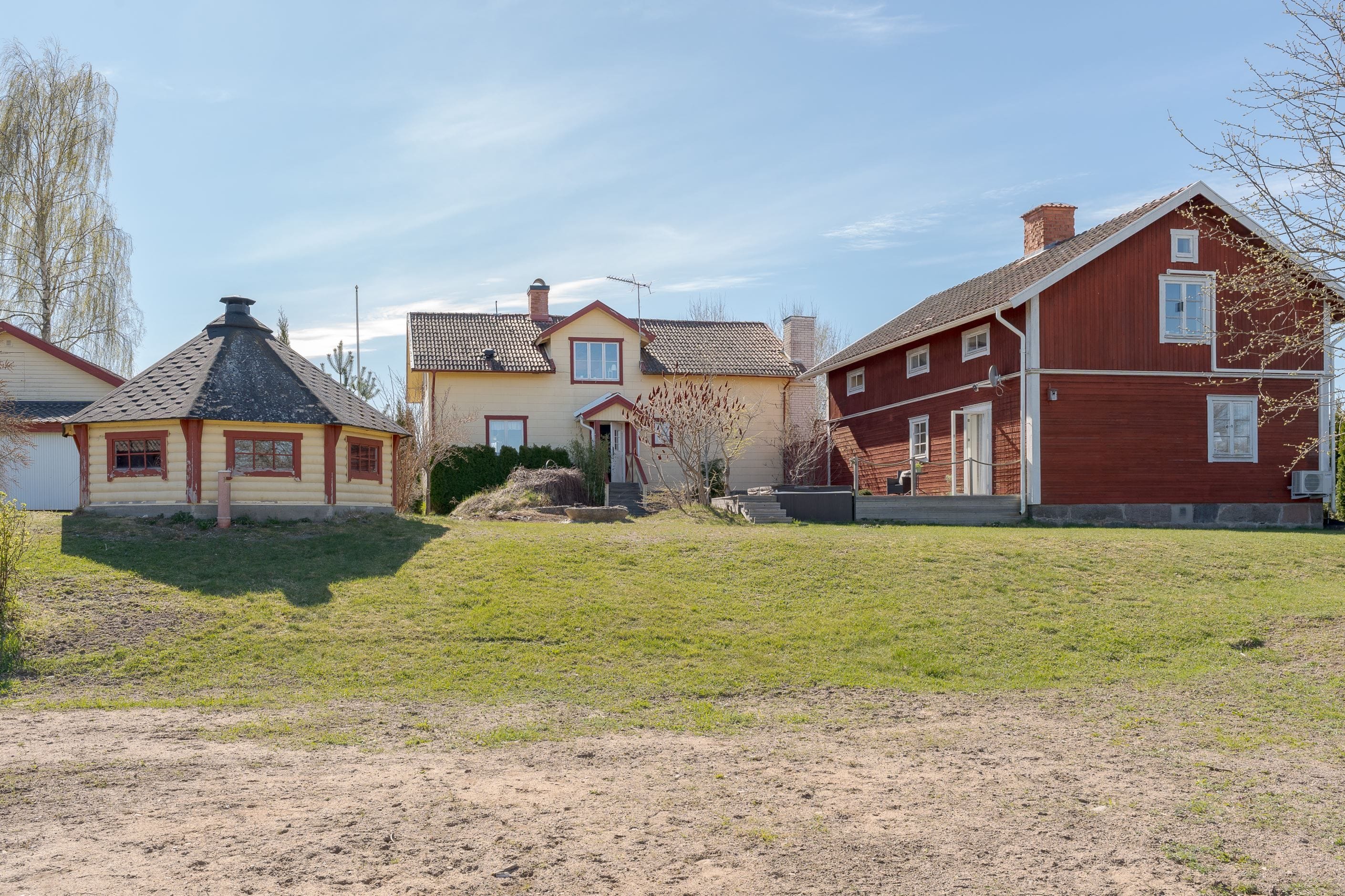 Baksida/trädgård med grillkåta, gästhus och spabad