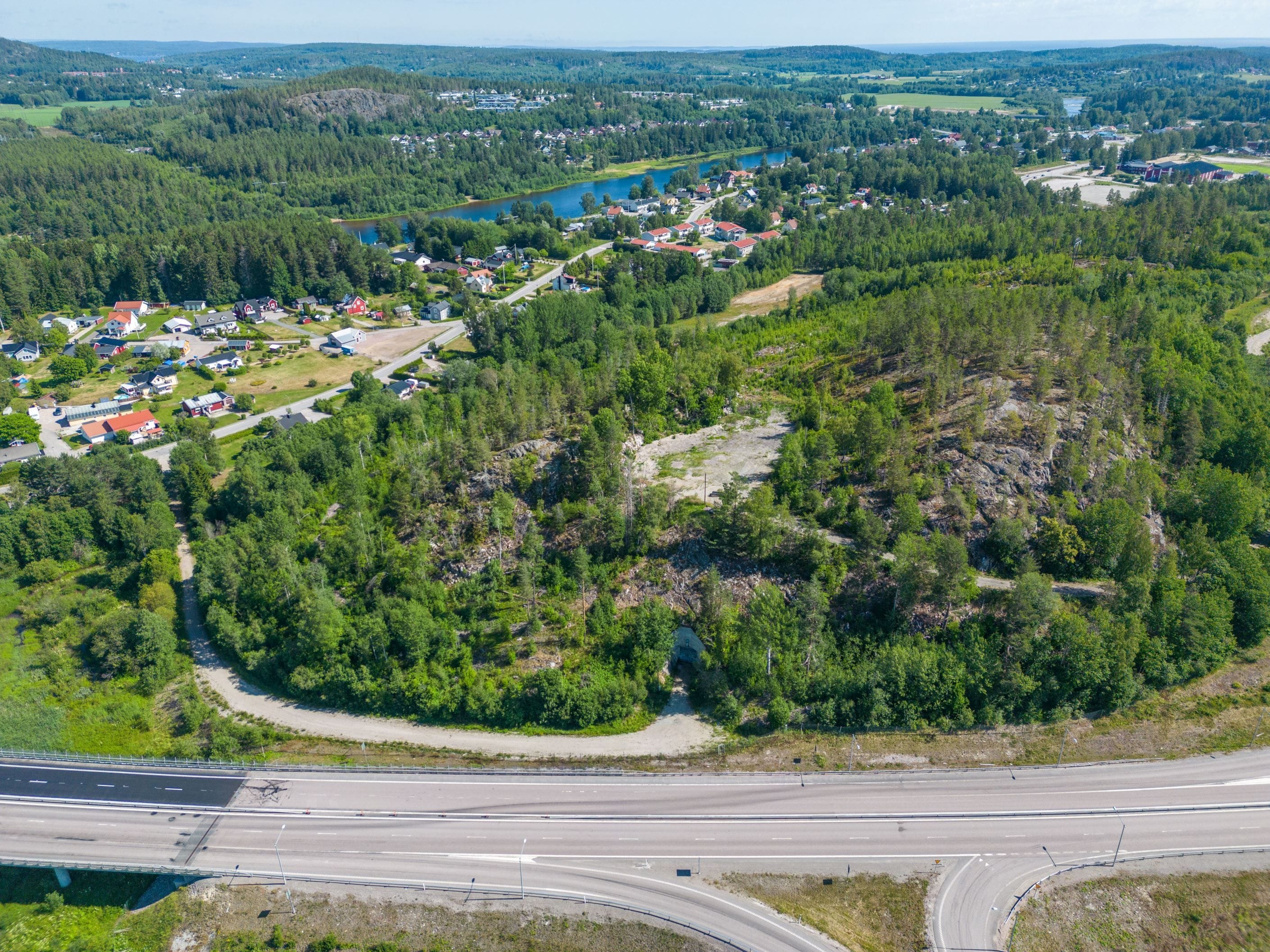 Sandsilon med tillfartsvägar