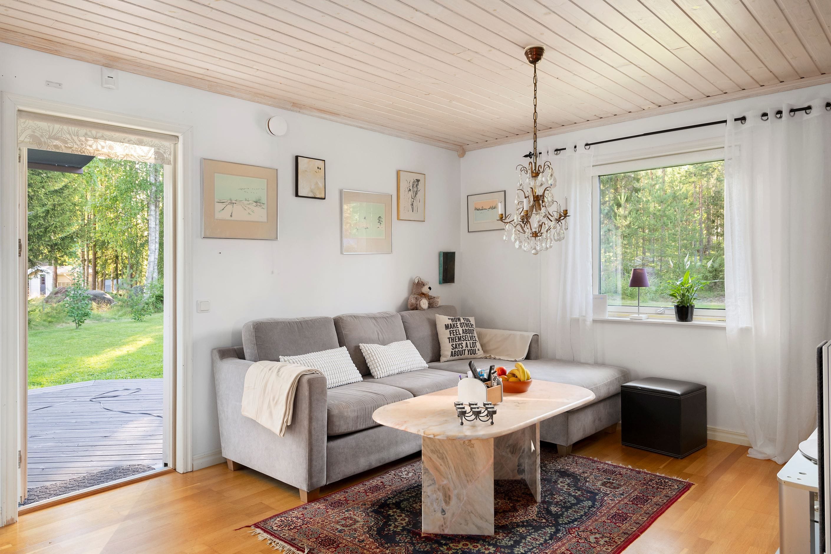 Allrum med utgång till altan