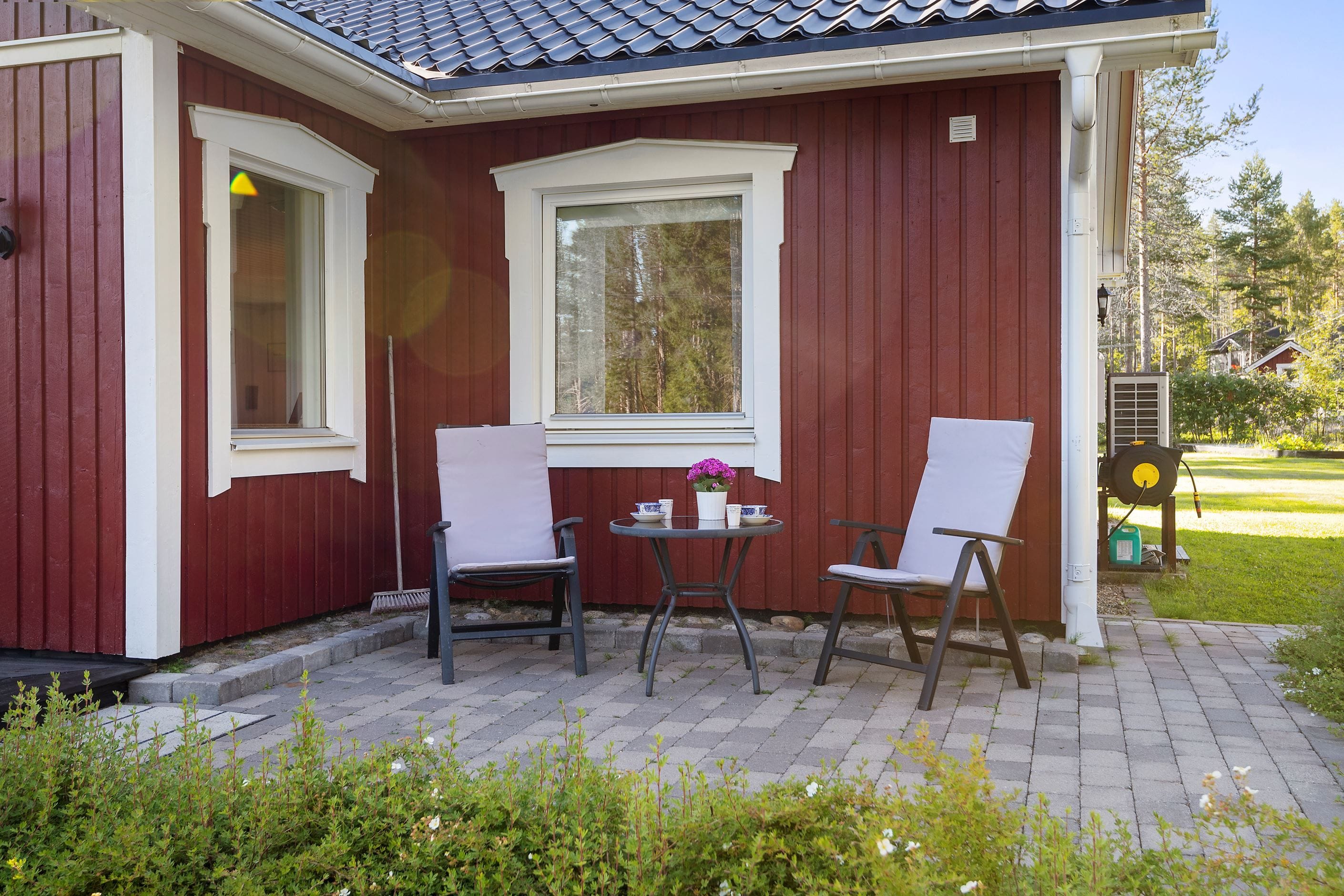 Uteplats med förmiddagssol