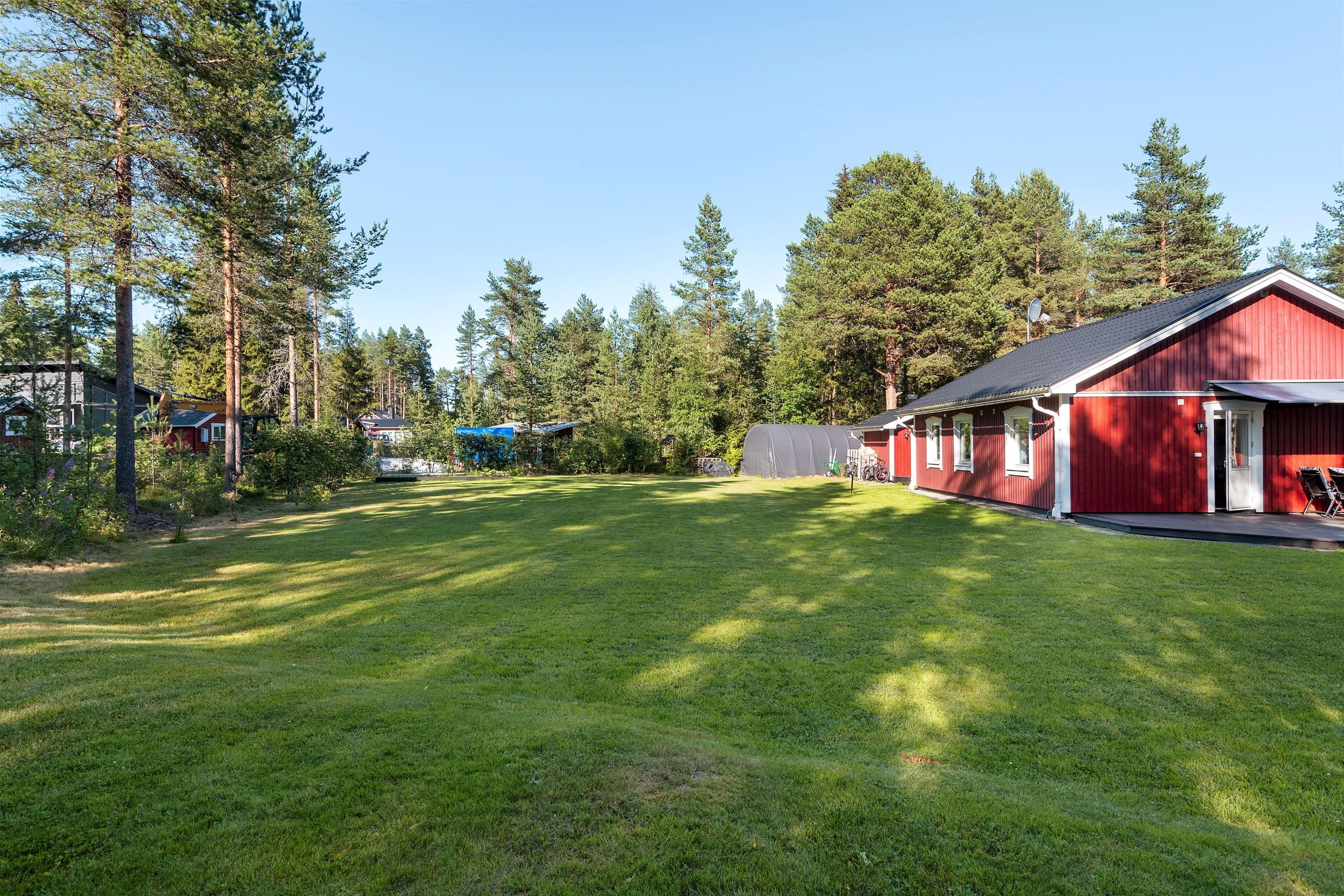 Stor gräsmatta för lekar och spel