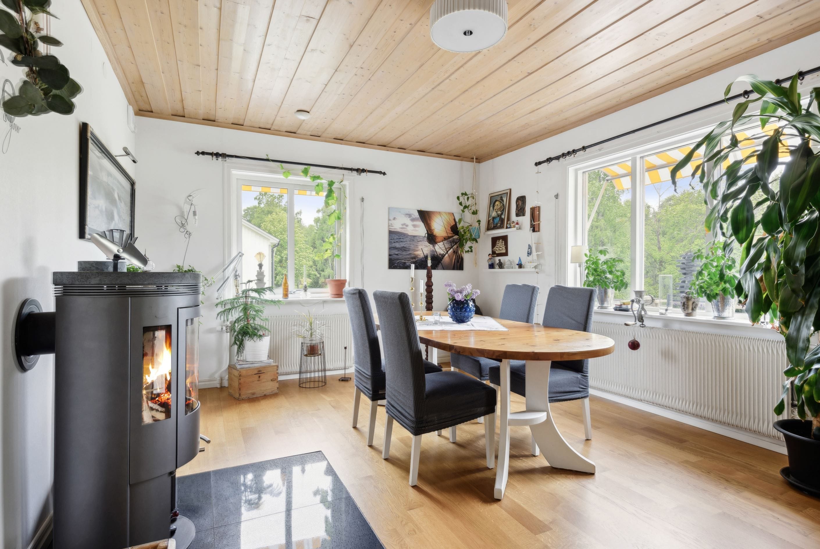 Vardagsrum med salongsdel