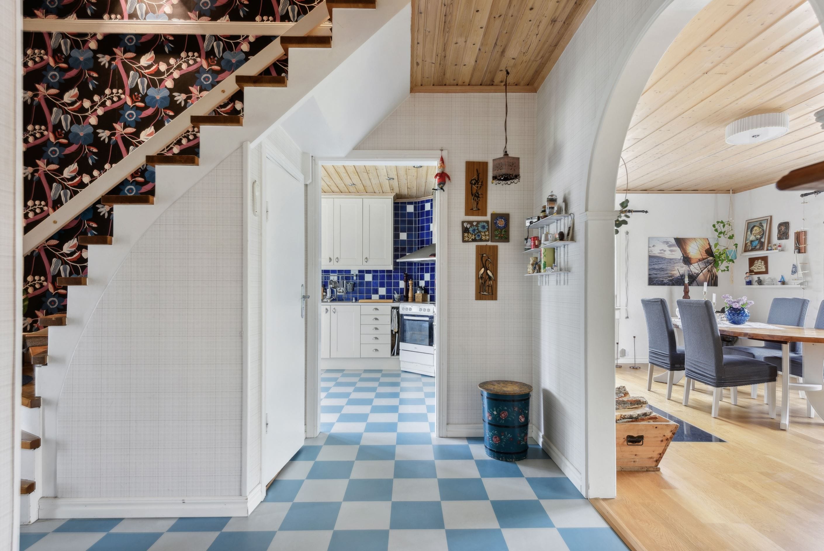 Inre hall mot kök